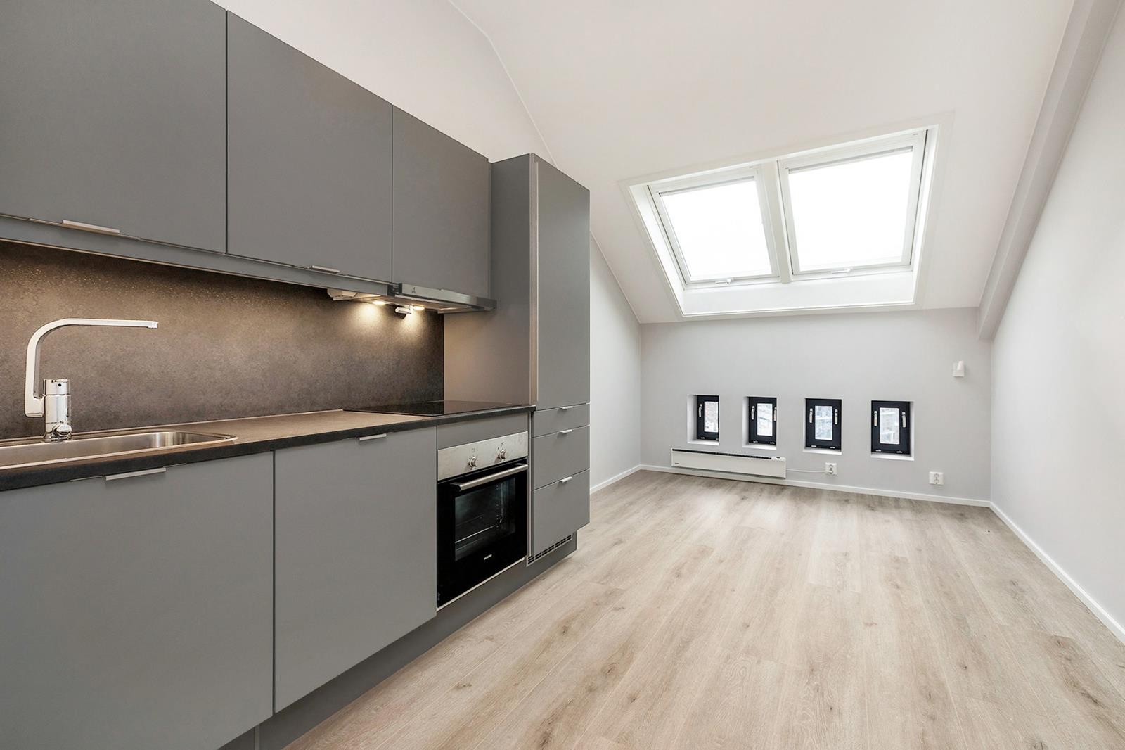 Store og små vindusoverflater som gir rikelig med lys. Persinner i takvinduene medfølger Galleribilde