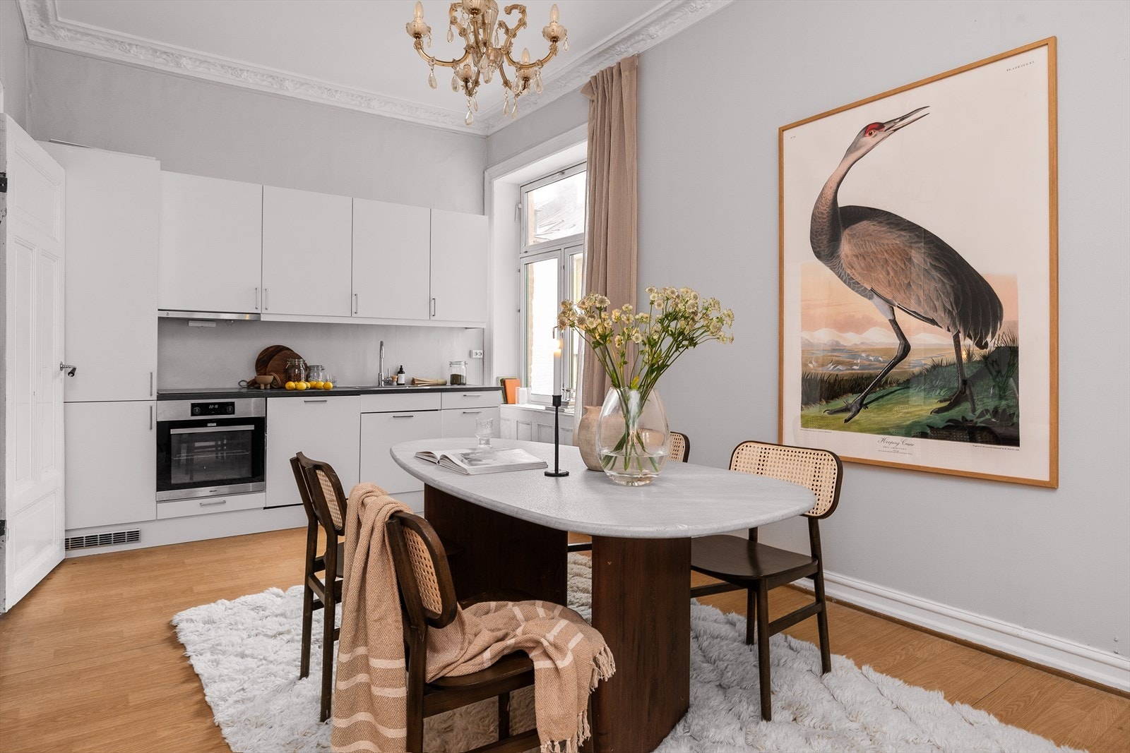 På kjøkkenet er det klassiske detaljer som stukkatur og rosett. Galleribilde