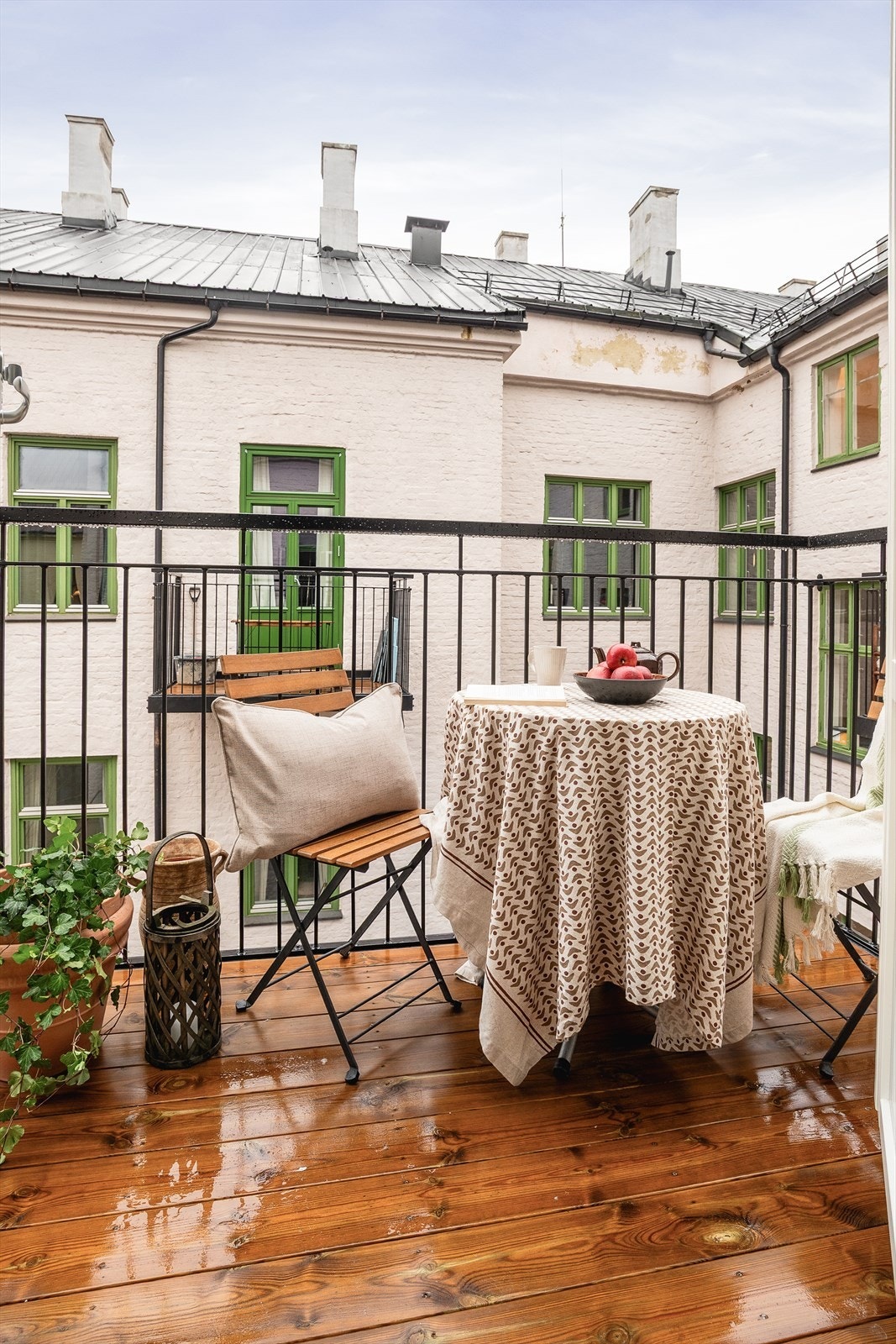 Balkongen er på 3 kvm. og vender inn mot bakgård. Galleribilde