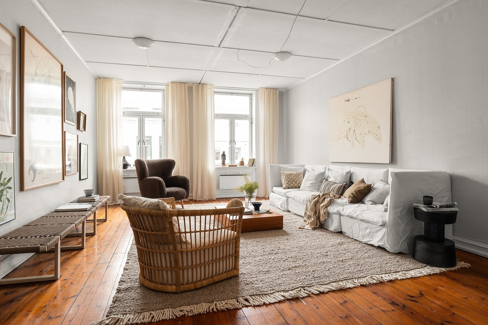 Leiligheten har en romslig stue med god plass til sittegruppe, spisebord og annet møblement. Galleribilde