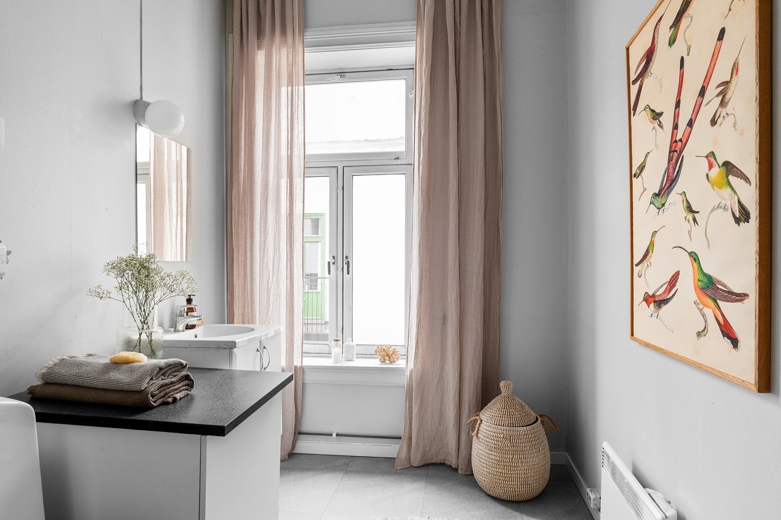 Innredning består av dusjkabinett med blandebatteri, frittstående toalett, servant med ett-greps blandebatteri, speil og lys. Galleribilde