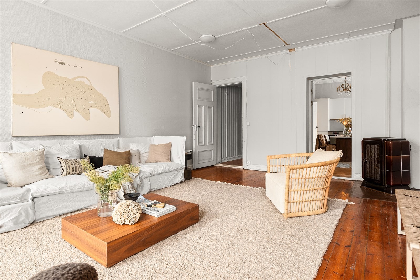 Leiligheten har takhøyde på ca. 2,75 m., noe som gir en luftig og god romfølelse. Galleribilde