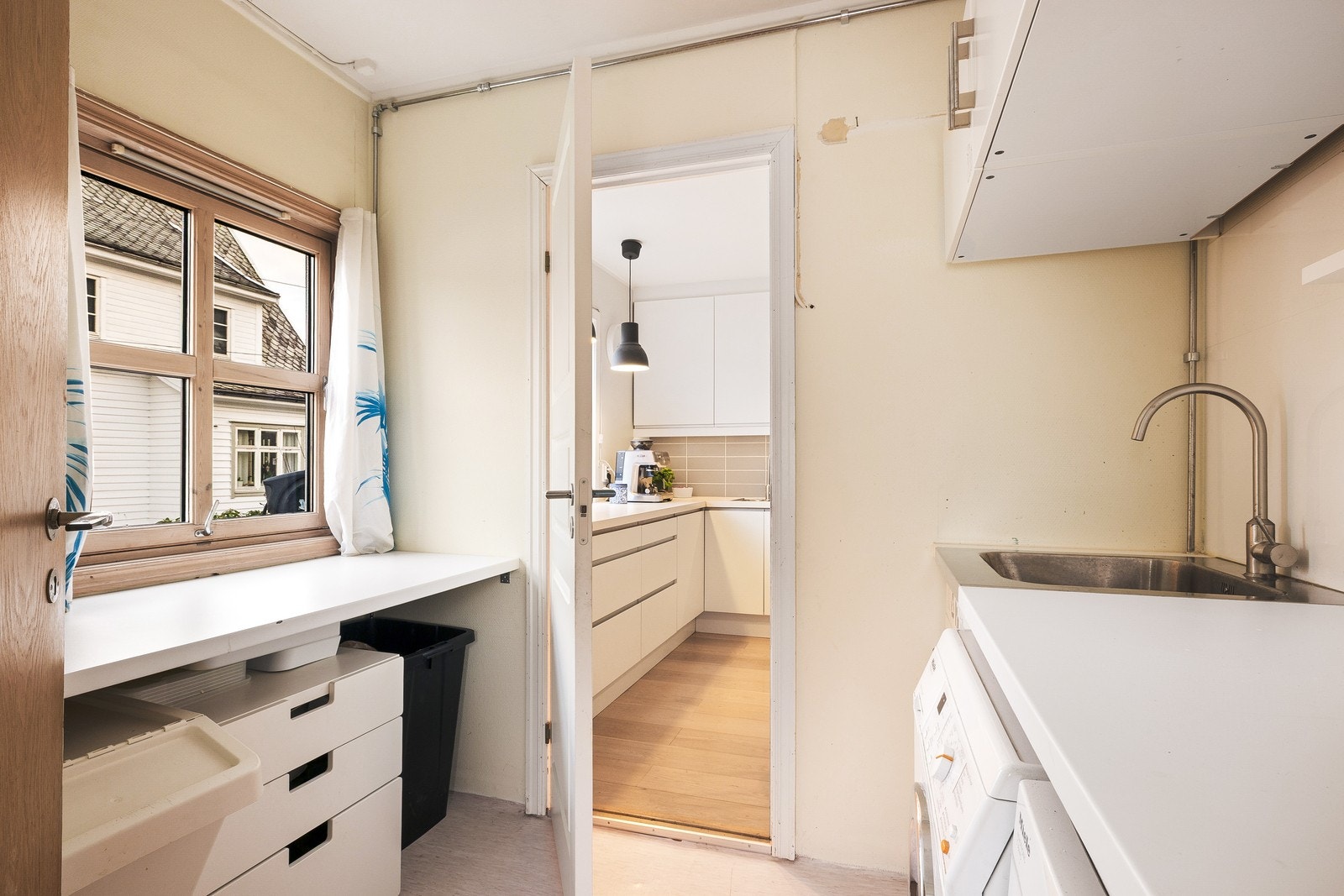 Fra kjøkkenet har du praktisk adkomst til vaskerommet Galleribilde