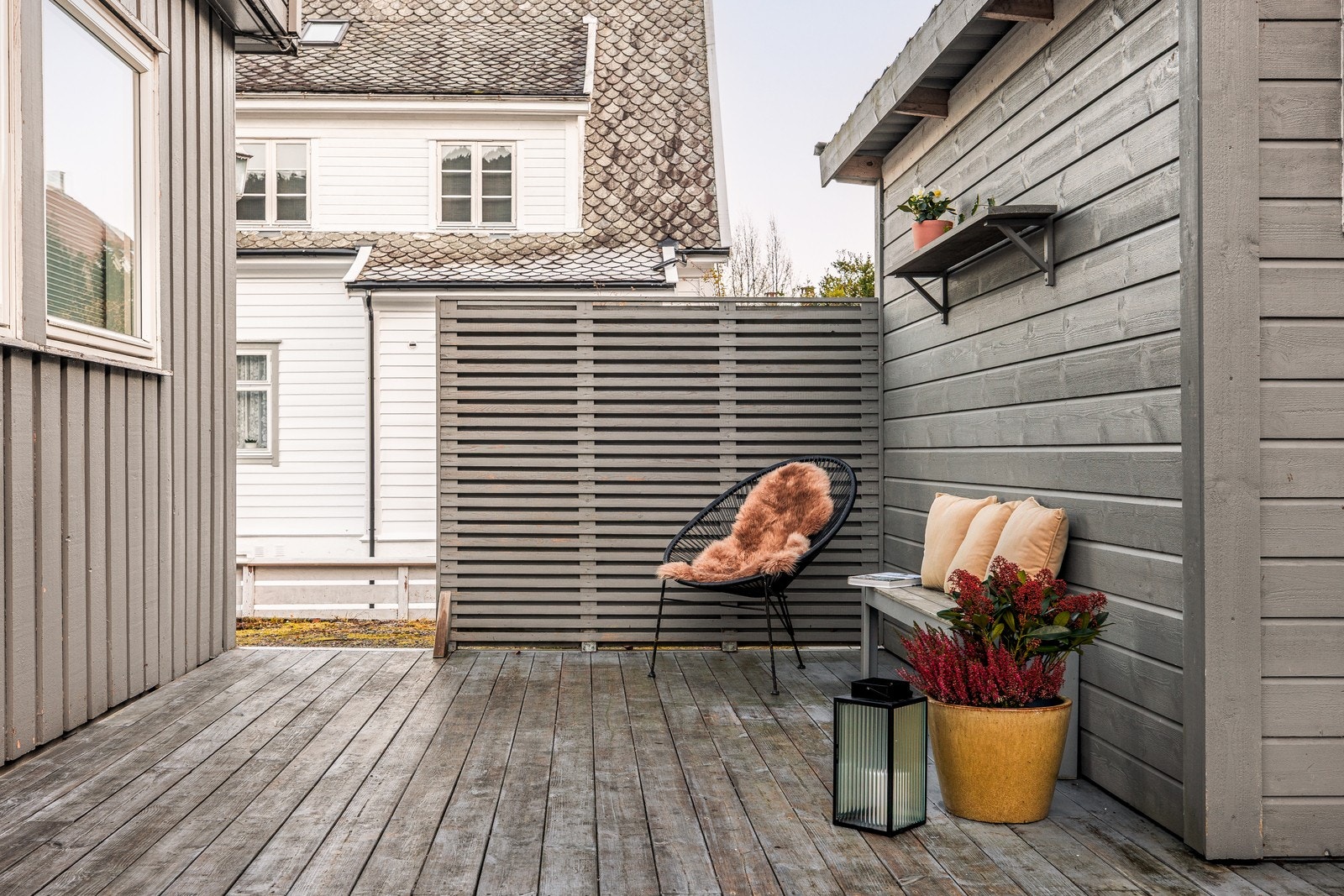 Boligen byr på godt med uteplasser, med altan og to terrasser på 13 m², 15 m² og 30 m² Galleribilde