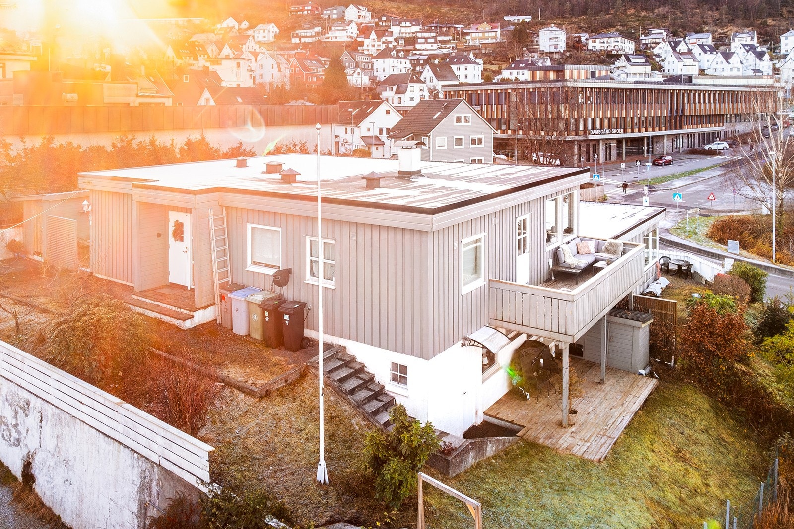 Damsgård skole ligger kun et steinkast fra boligen. Du har også gangavstand til dagligvarebutikker, Laksevåg senter og gode bussforbindelser som tar deg raskt til sentrum og øvrige bydeler. Galleribilde
