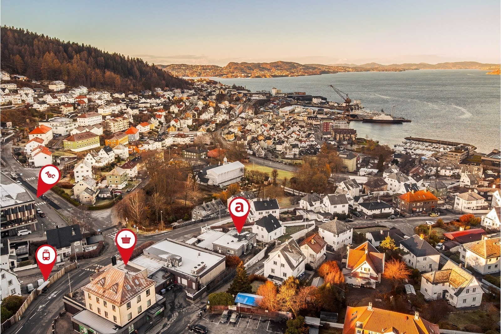 Boligen ligger i umiddelbar nærhet til alt du trenger i hverdagen. Skole, dagligvare, Laksevåg senter og kollektivtransport ligger et steinkast fra boligen. Galleribilde