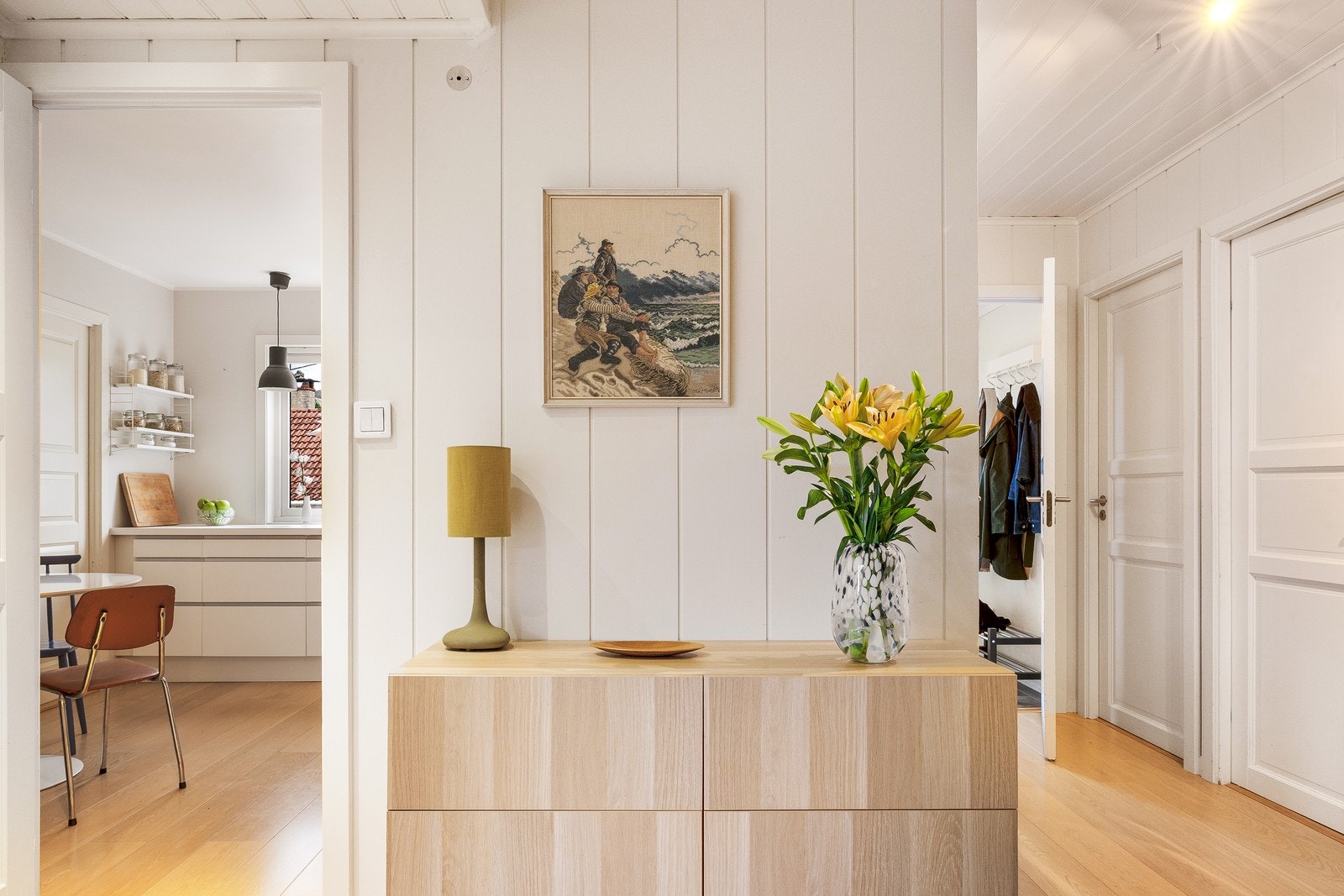 Gangen byr på god plass til praktisk møblering, som skohylle, kommode eller knagger Galleribilde