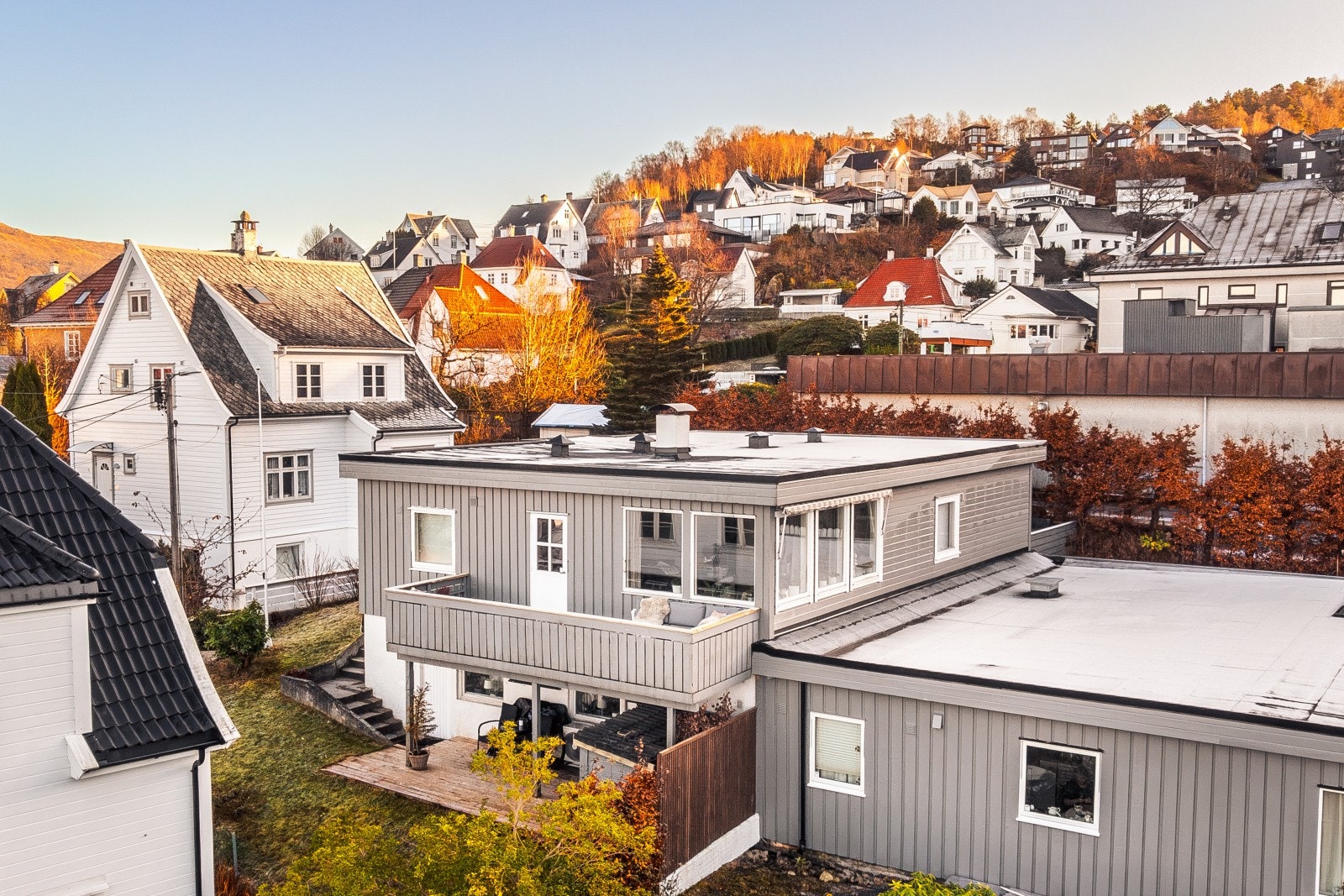 Tomannsboligen ligger plassert i et rolig og etablert boligområde Galleribilde