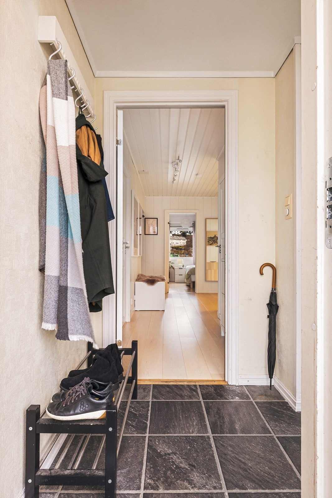 Romslig inngangsparti med god plass til yttertøy og fottøy Galleribilde