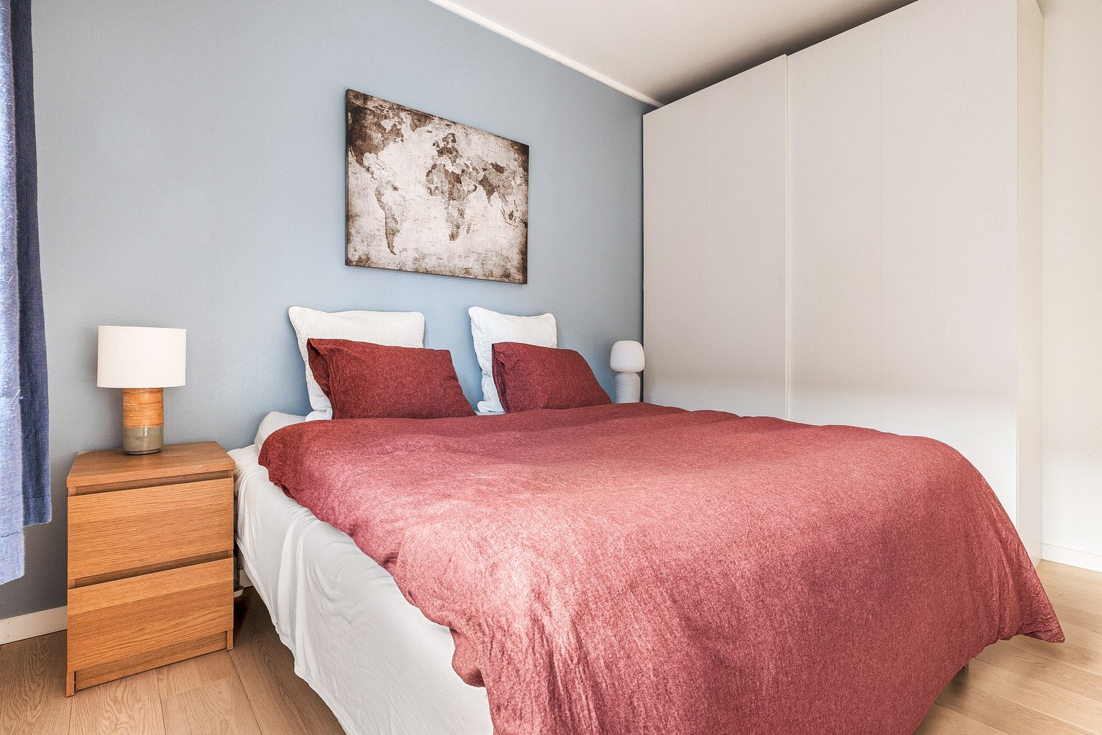 Hovedsoverommet har god plass til dobbeltseng og ønsket møblering Galleribilde