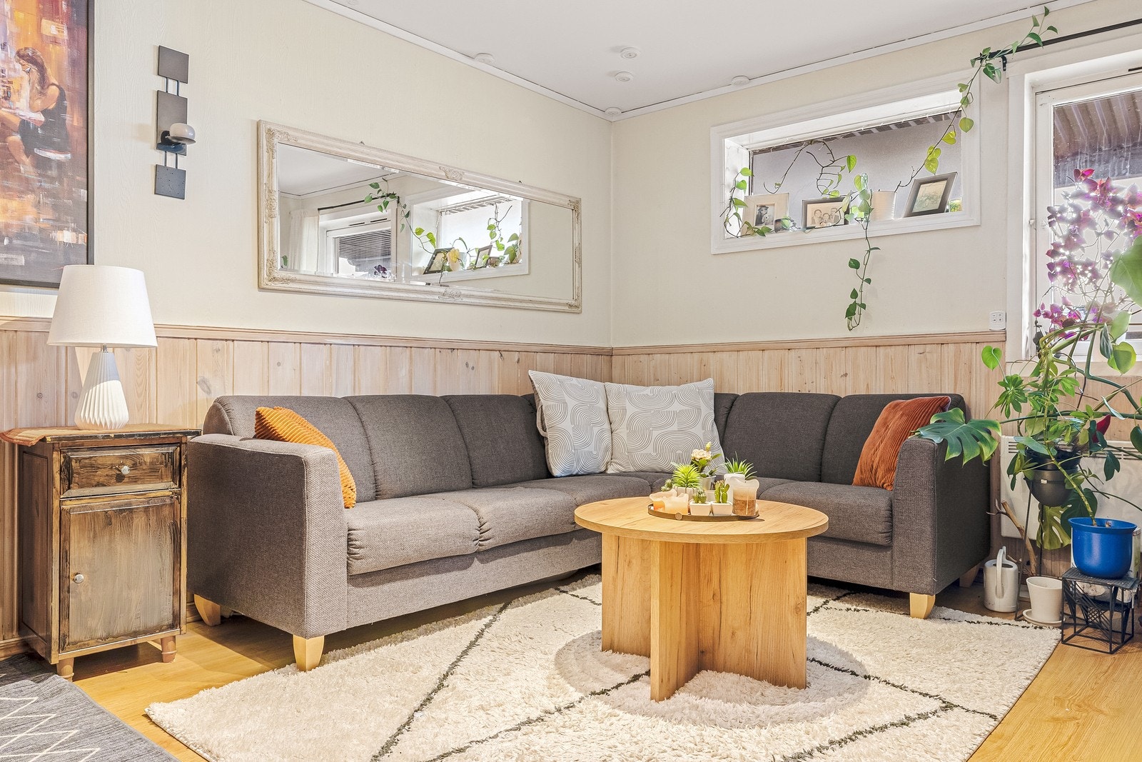 Boligens underetasje inneholder tre boder til hoveddelen og en utleieenhet som i dag er utleid (ikke godkjent) Galleribilde