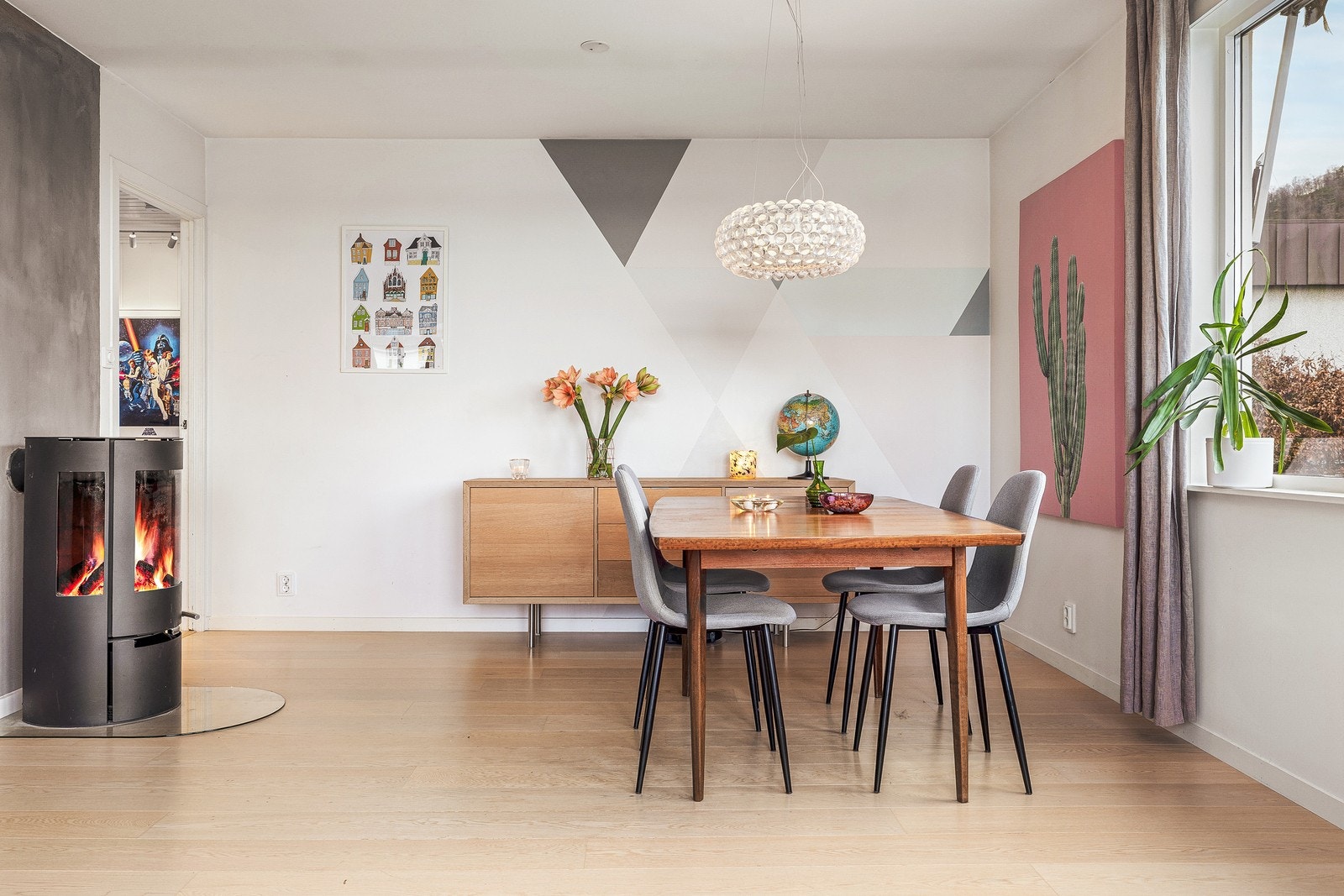 Peisovnen skaper en lun atmosfære i stuen Galleribilde