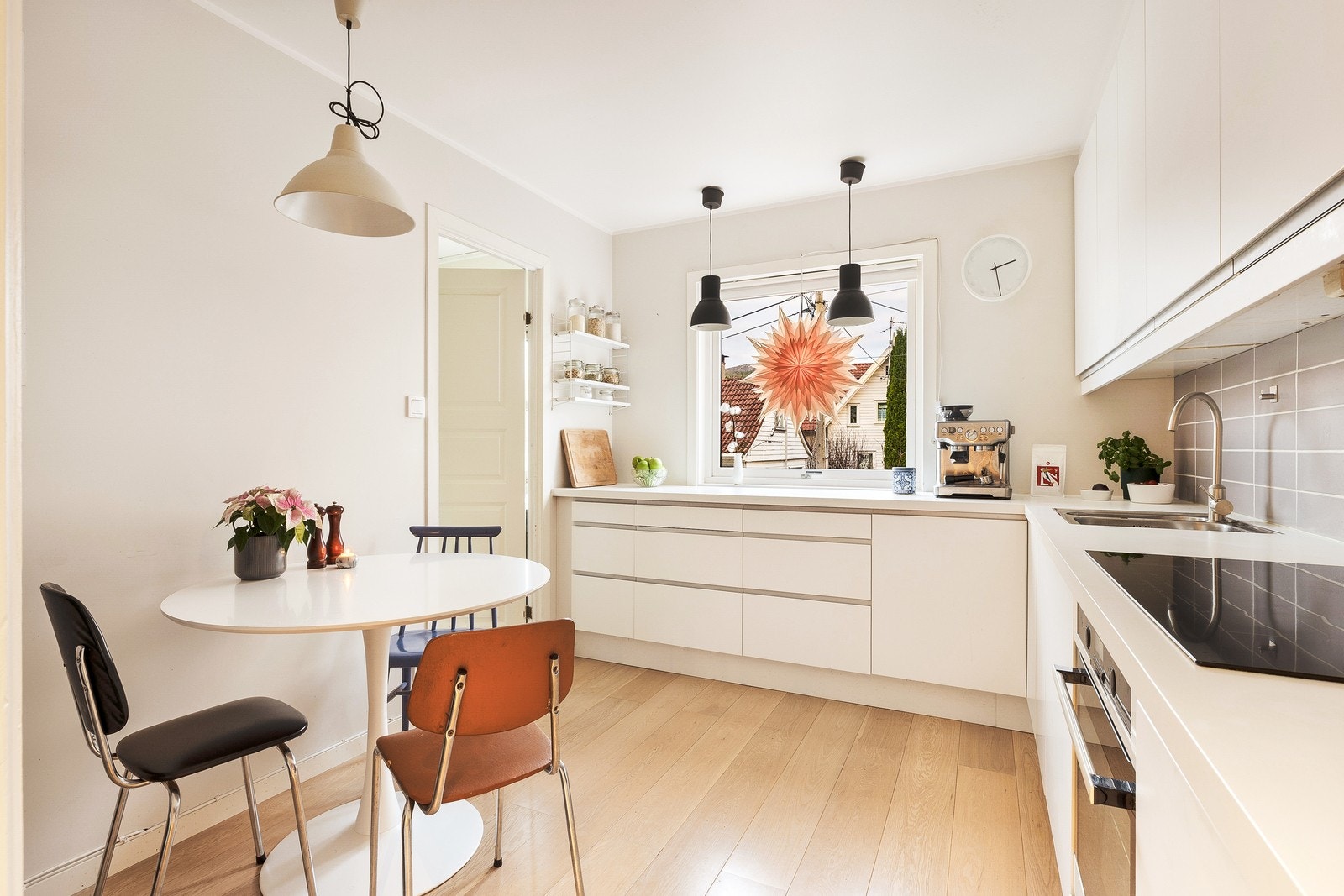 Kjøkkenet er levert av IKEA, med folierte skrog, slette fronter med gripekant og laminert benkeplate Galleribilde