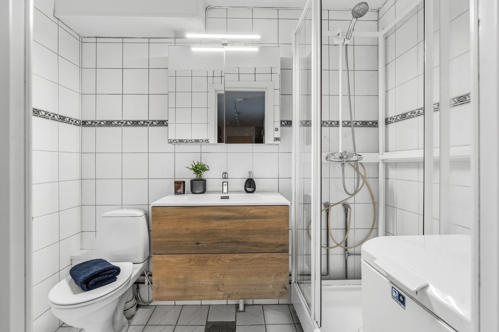 Badet har fliser på vegger og gulv samt gulvvarme. Galleribilde
