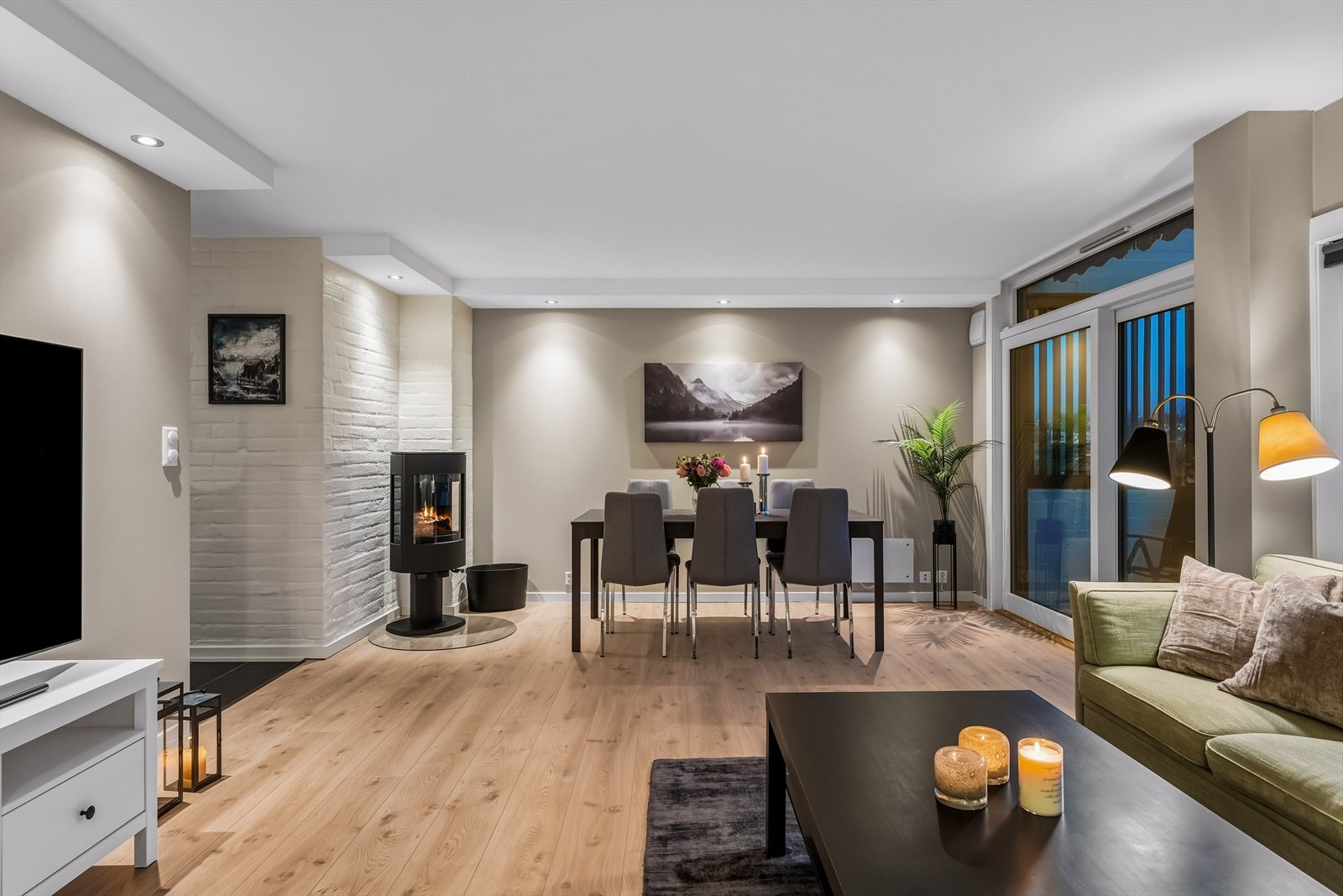 Det er god plass til sofa, spisegruppe og tilhørende møblement. Galleribilde