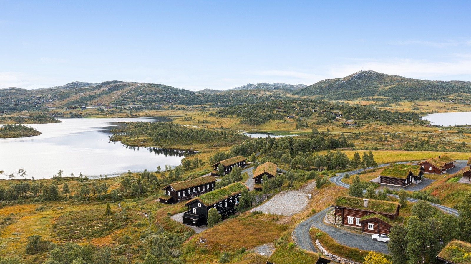 Usjenert plassering og vidstrakt utsikt over høyfjellsterrenget og snaukledde fjell Galleribilde