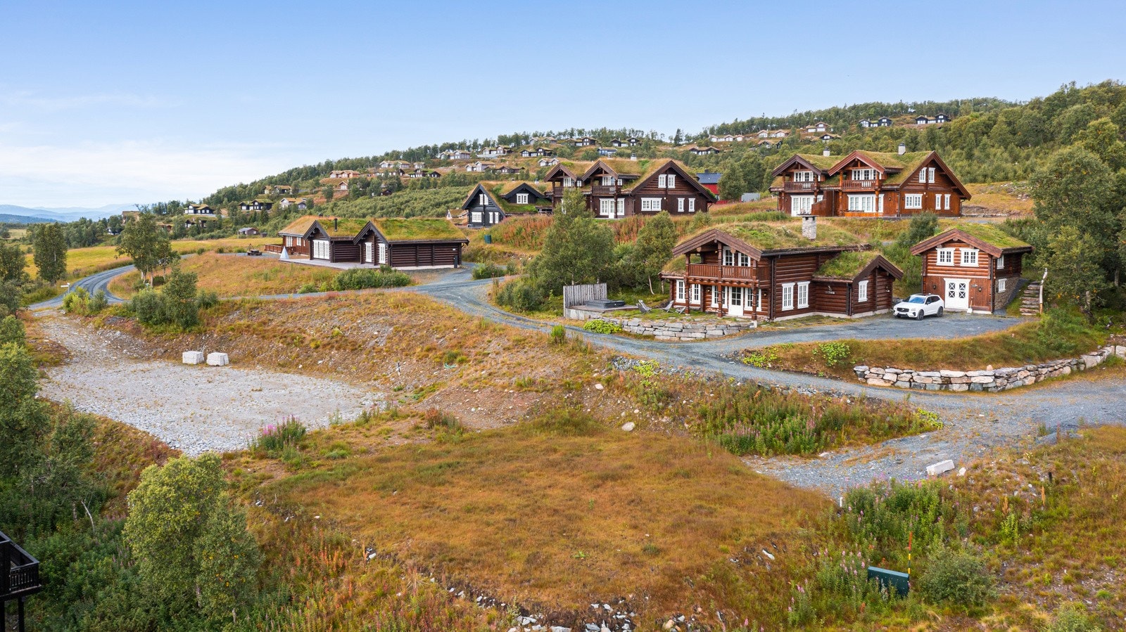 Tomten ligger høyt og fritt med fantastiske utsiktsforhold over Uvatn, Bossnuten, Vierli, Motten, Storfjell, Nibbenutane og omliggende fjellområder Galleribilde