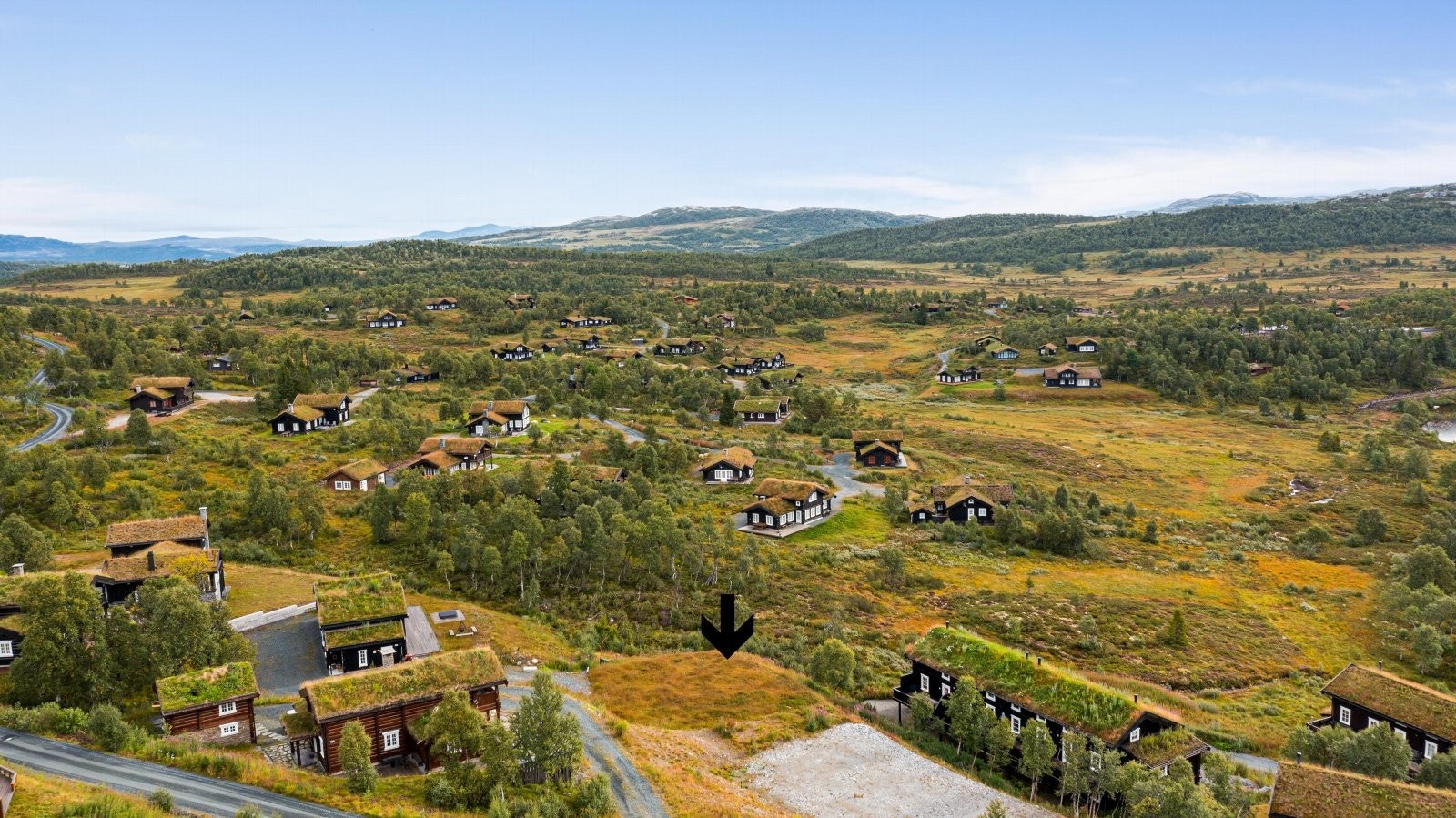 På tomten kan man bygge inntil 180 kvm over 1.etasje med mønehøgde på maks 5 m. Dette gir et større fotavtrykk enn det som normalt er tillatt ellers i området Galleribilde