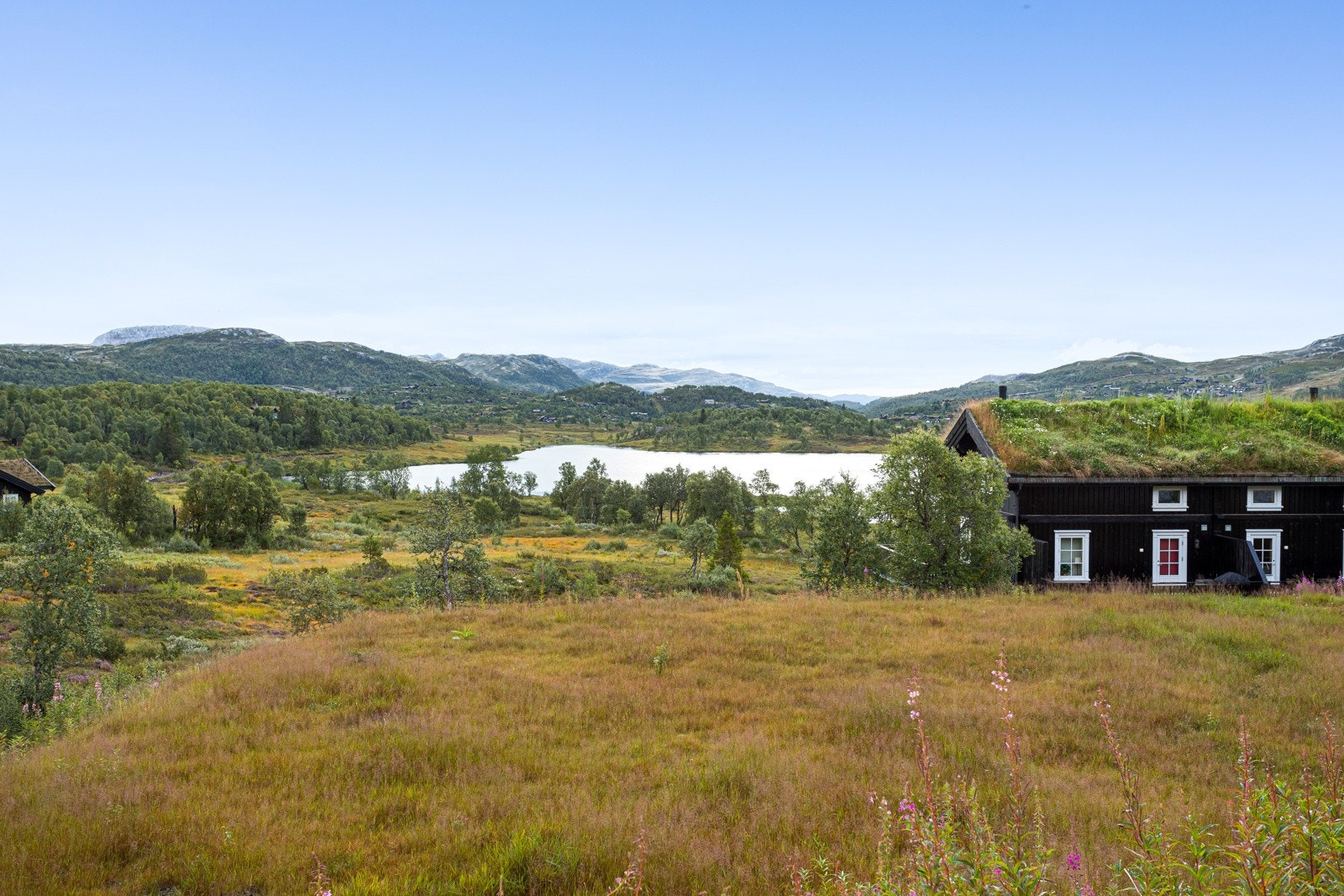 Tomten ligger i fremste rekke på feltet med fantastisk utsikt! Midt i smørøyet for de skiglade, her kan man skli rett ut i skiløyper som prepareres daglig Galleribilde