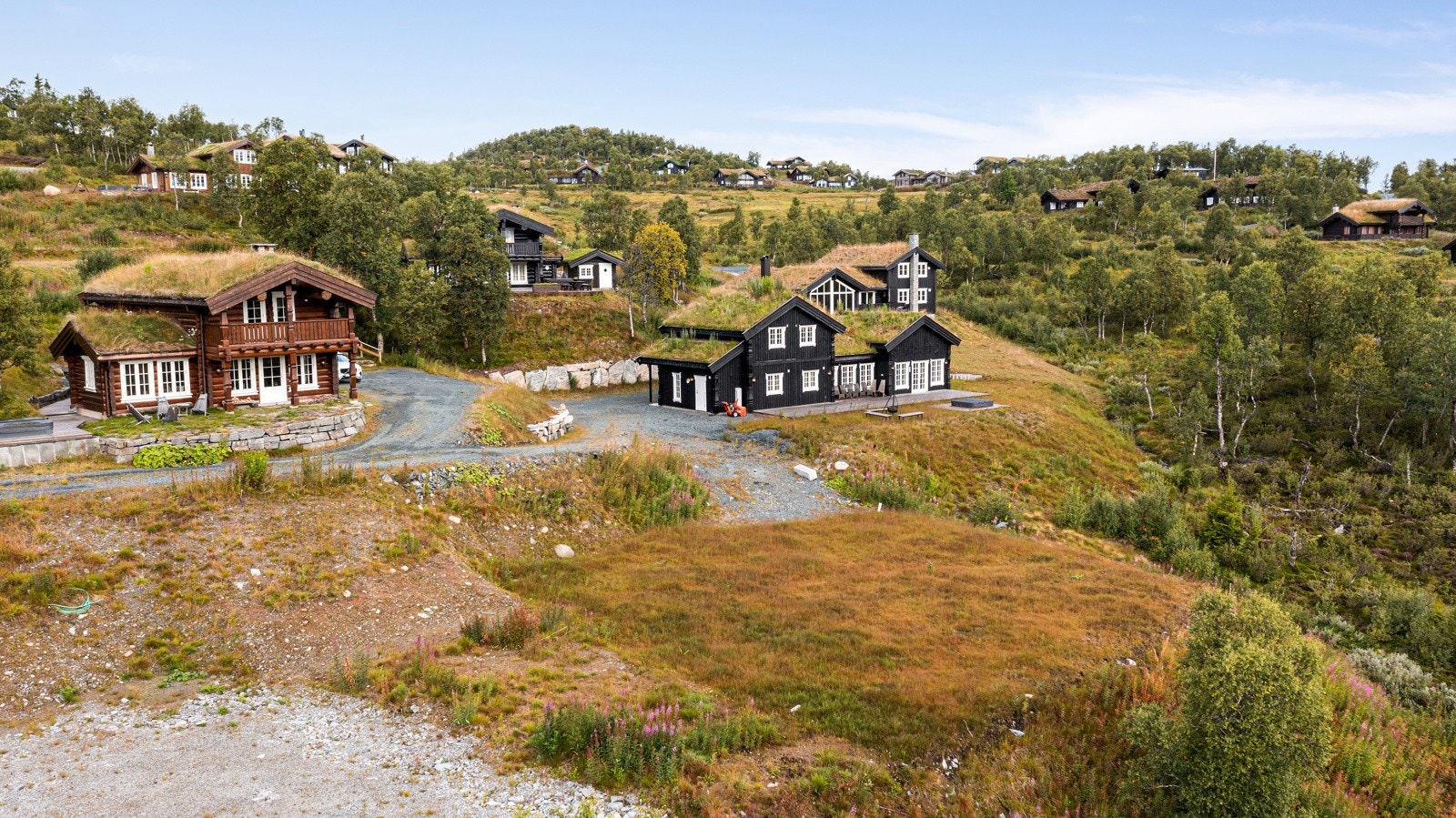 Området ligger midt mellom Rauland Høgfjellshotell og Vierli, og ansees som et av de mest attraktive hytteområdene da man har spektakulær utsikt og enkel tilgang til alle fasiliteter Galleribilde