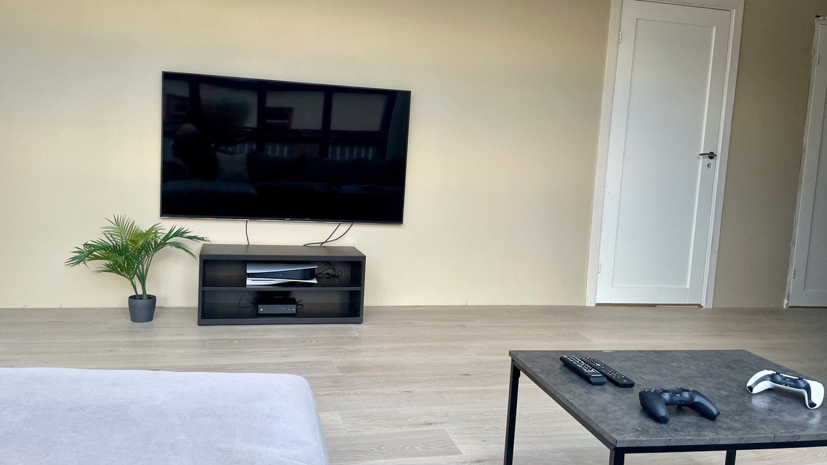 65-tommers TV med Playstation 5 og et omfattende TV-abonnement Galleribilde