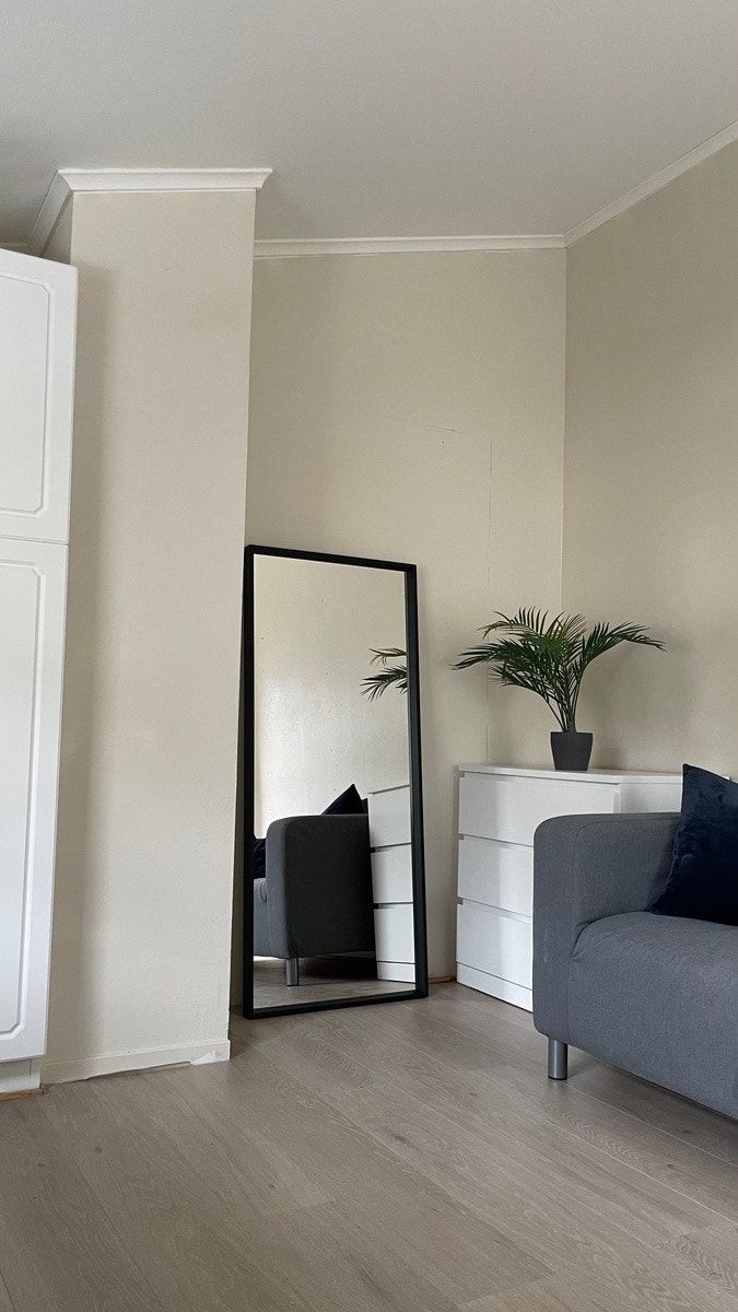 Alle hyblene har dimbar belysning og laminat gulv med eikefinish er gjennomgående for hele leiligheten. Galleribilde