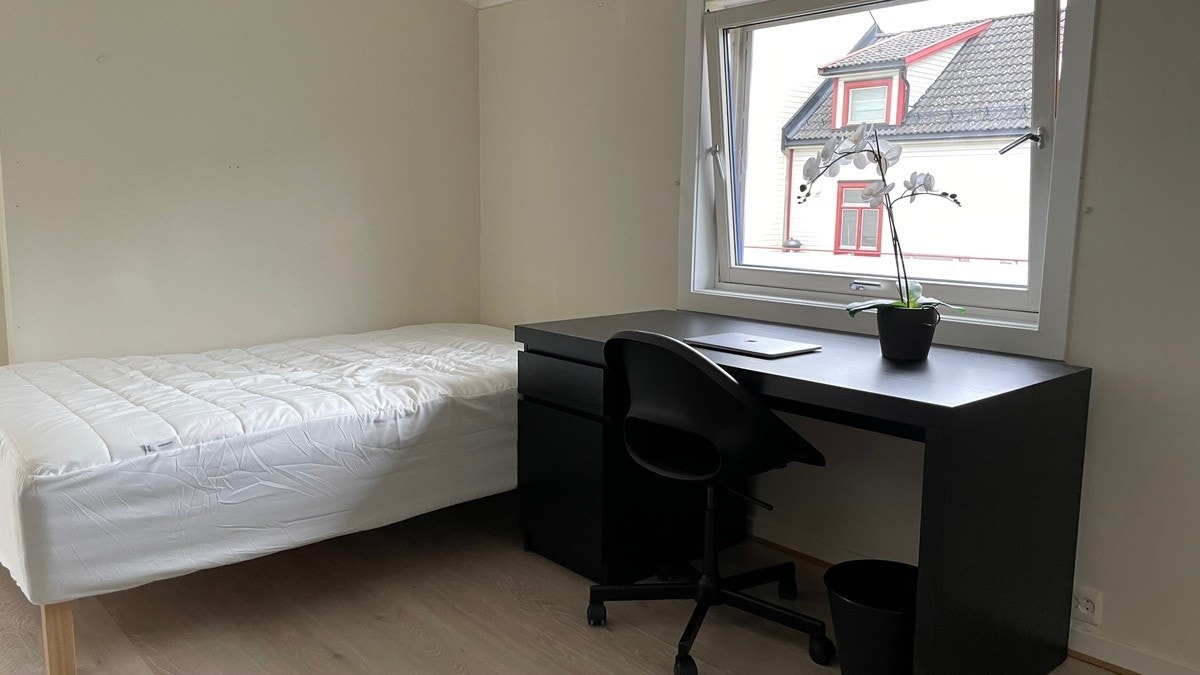 Alle hyblene er fullt møblert og alle har seng med overmadrass, skrivebord med kontorstol, skap, skittentøyskurv og speil. Galleribilde