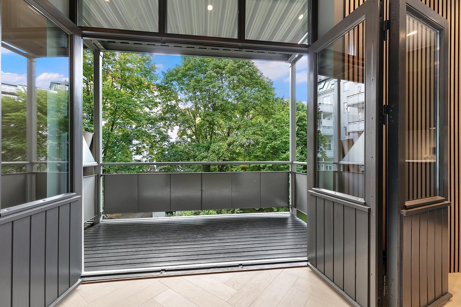 Fra stuen er det utgang til romslig balkong som vender mot rolig bakgård. Galleribilde