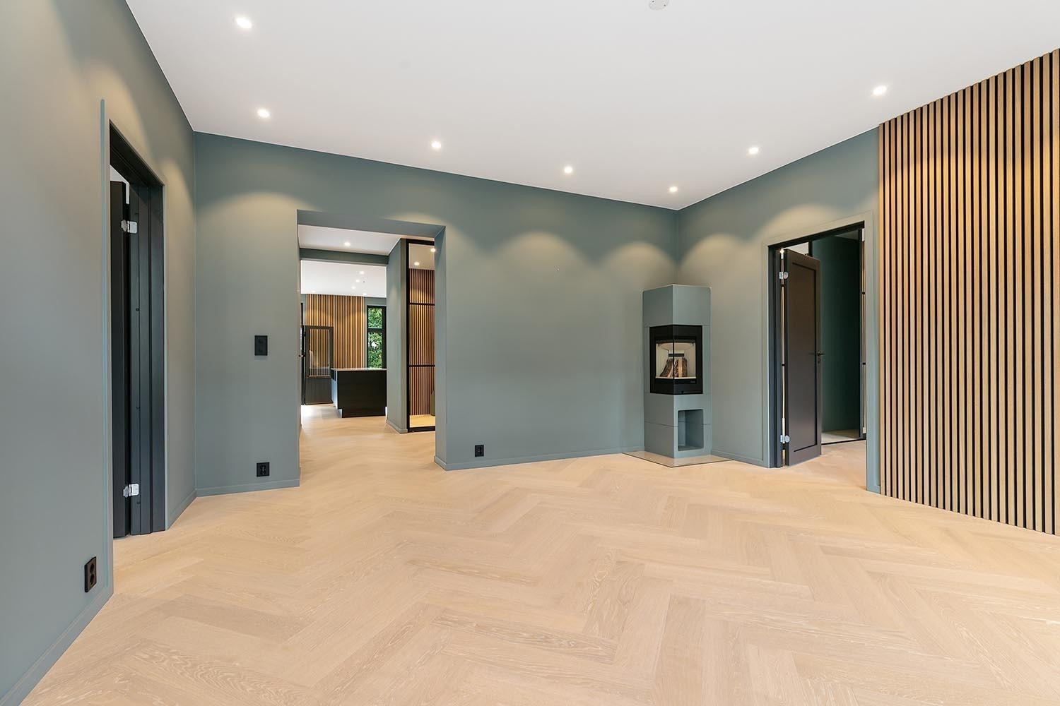 I stuen er det også en veldig hyggelig peis som varmer godt på vinteren. Galleribilde