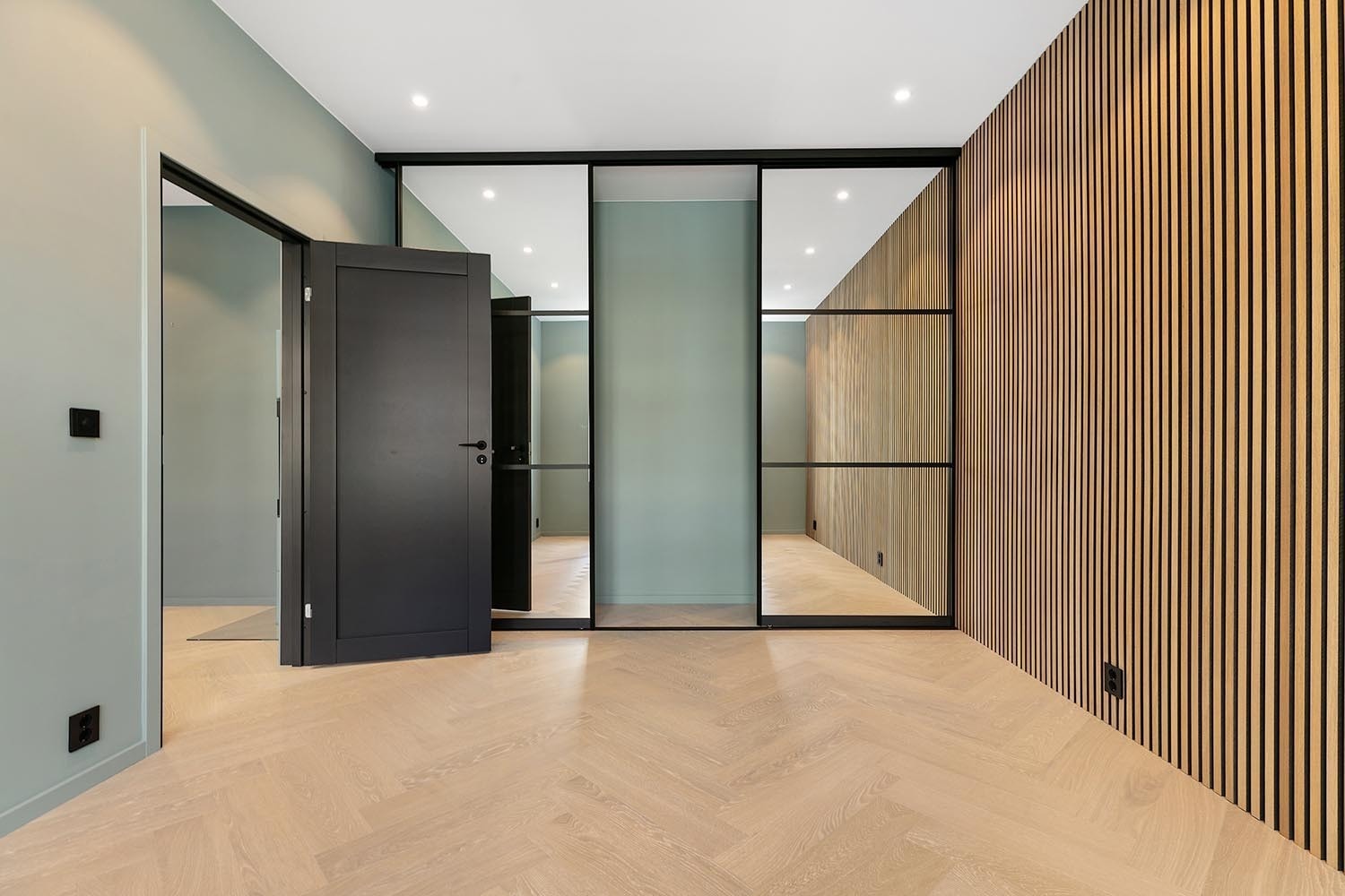 Det er godt med lagringsplass i skyvedørsgarderobe med speilfront. Galleribilde