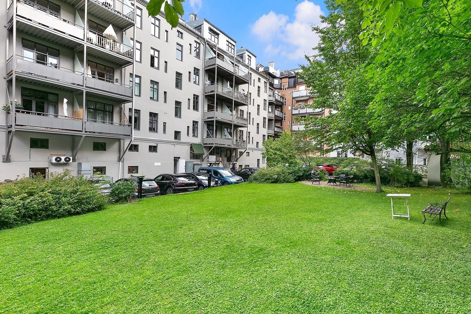 Hyggelig, beplantet bakgård. Galleribilde