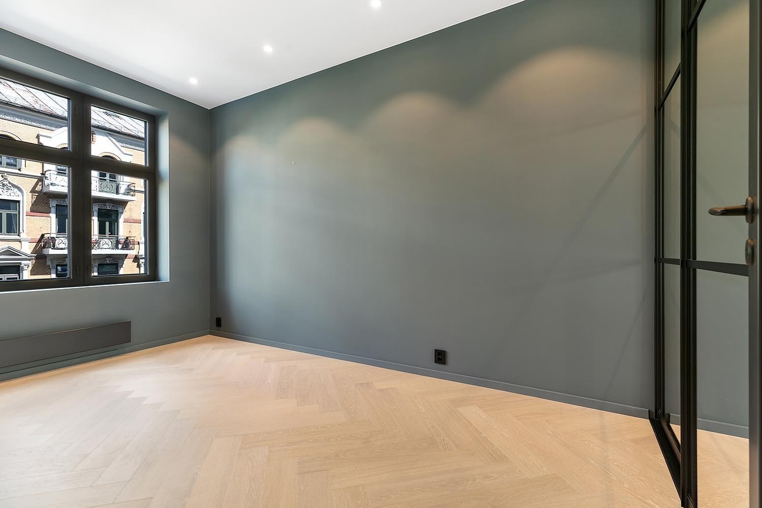 Soverom 2 med god plass til dobbeltseng. Garderobeskap langs den ene veggen. Galleribilde