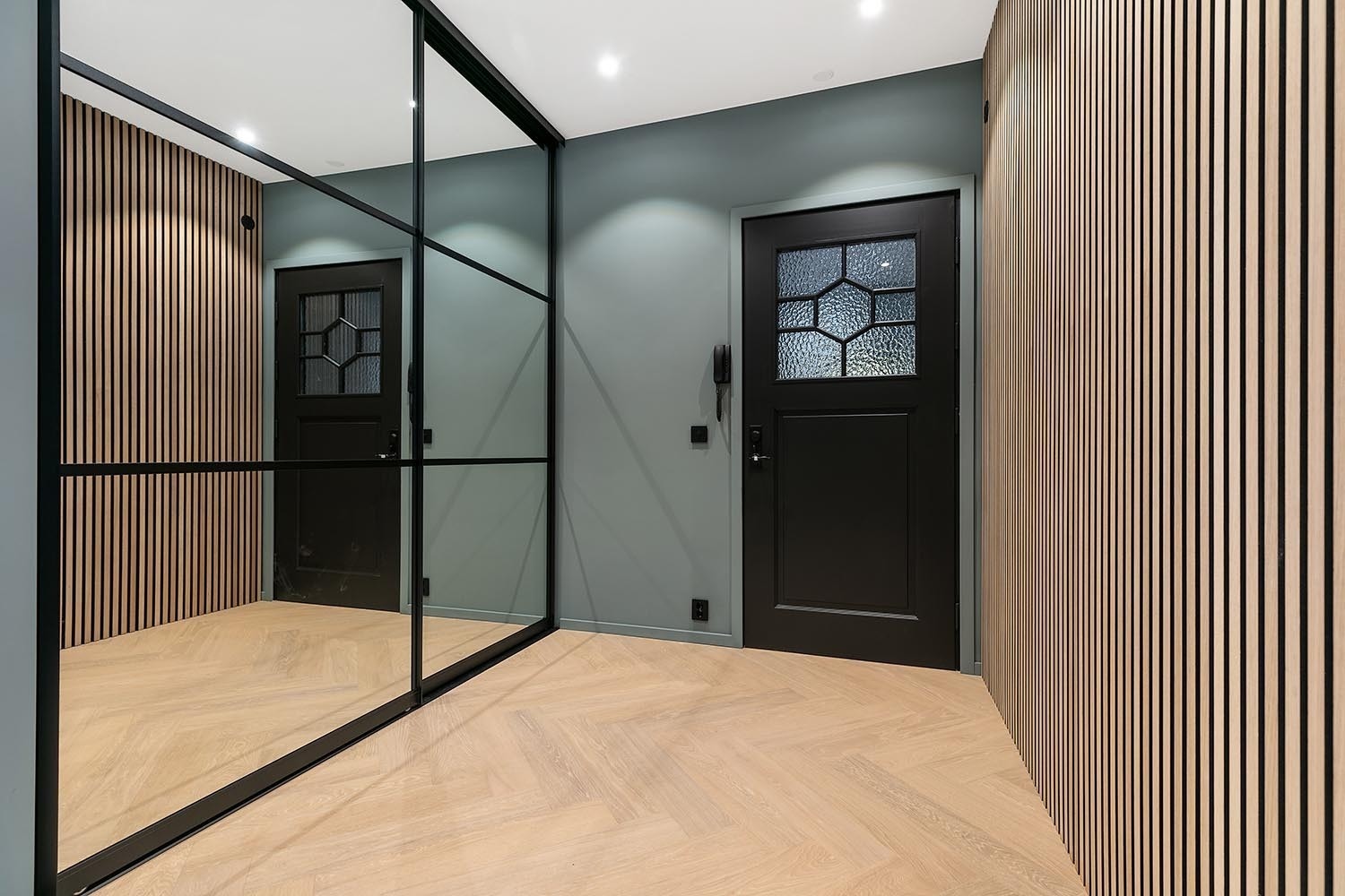 Lys og innbydende entré med mye lagringsplass i skyvedørsgarderobe. Galleribilde