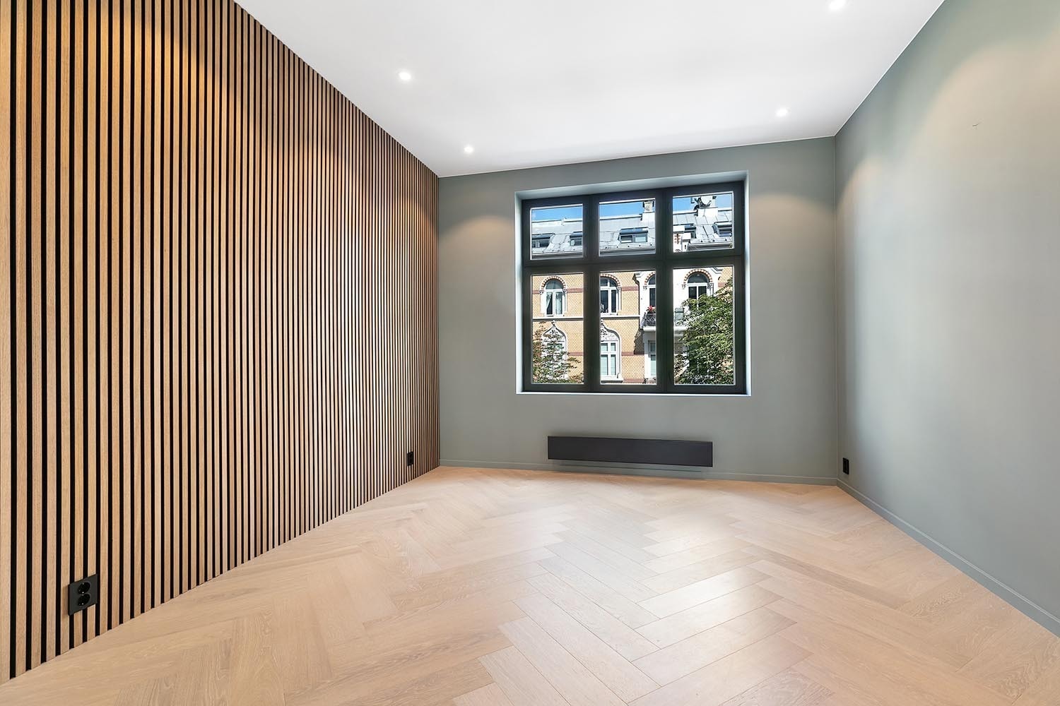 Hovedsoverom med god plass til stor dobbeltseng og tilhørende nattbord. Galleribilde