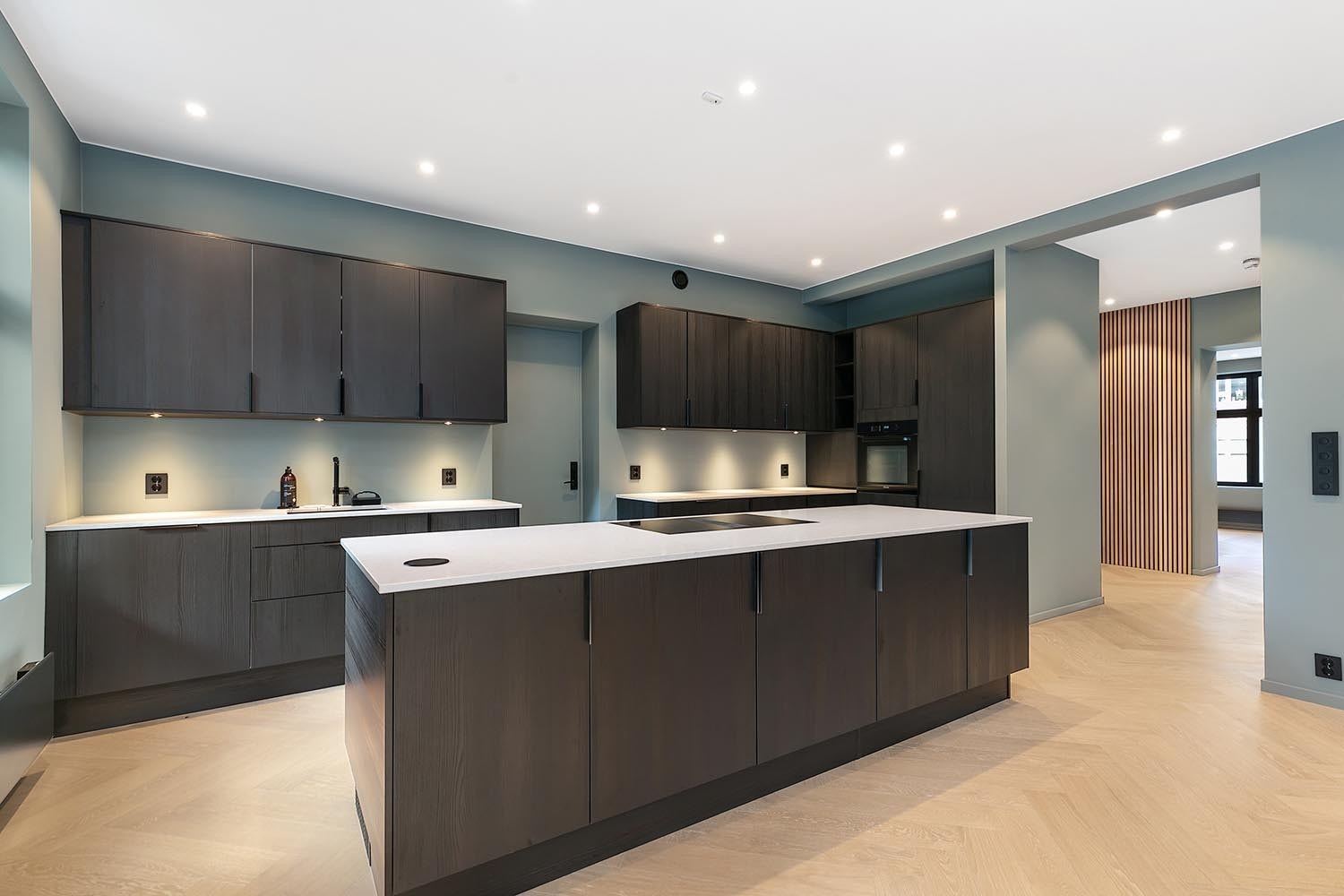 Stort, delikat kjøkken med hvitevarer inkludert. Det er god plass til et stort spisebord. Galleribilde