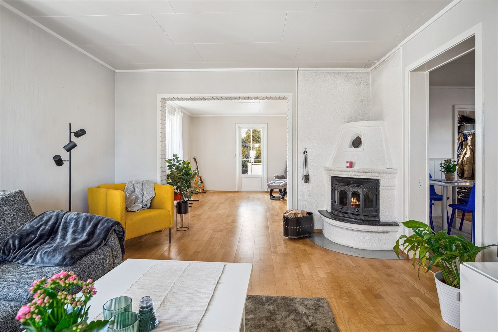 Peis i stue er et naturlig midtpunkt som skaper en god atmosfære og varme på kaldere dager. Galleribilde