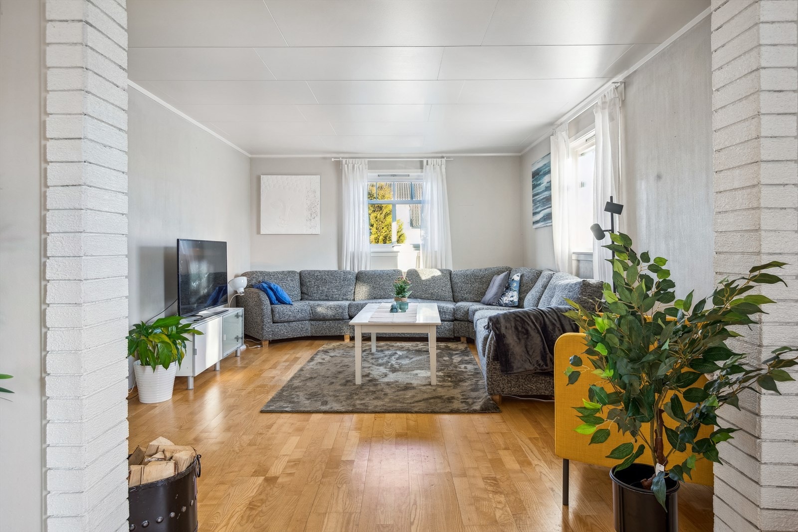 Lys stue har godt med lysinnslipp og koselig hjørne, perfekt for en sofaseksjon der du kan finne roen i en travel hverdag. Galleribilde