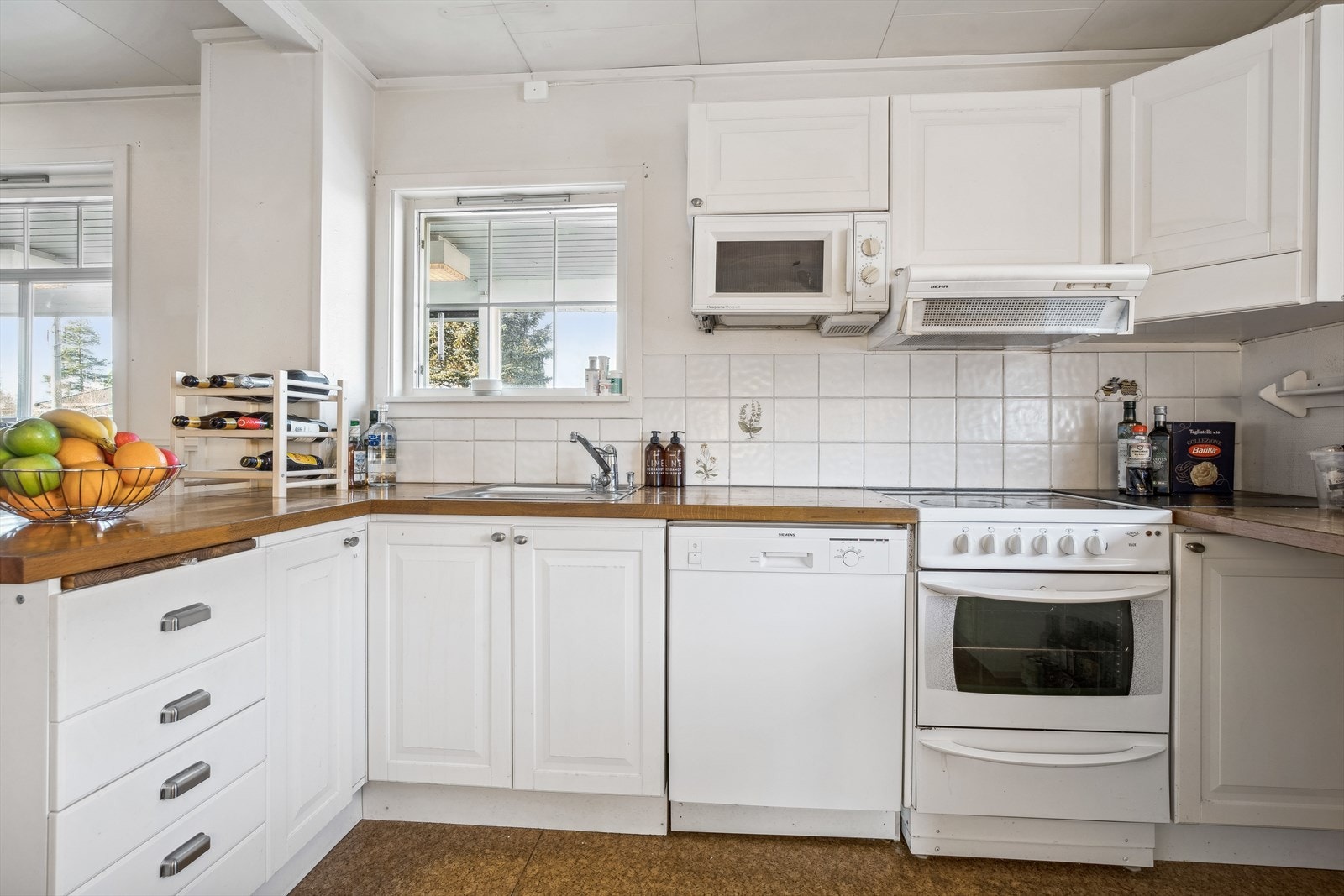 Kjøkkenet har god skapplass. Galleribilde