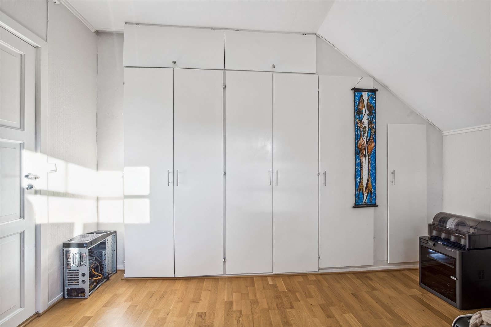 Praktisk garderobeløsning på soverom. Galleribilde