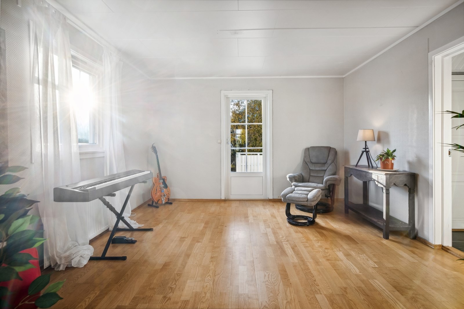 Fra stuen har boligen utgang til veranda med direkte nedgang til idyllisk og solrik hage. Galleribilde