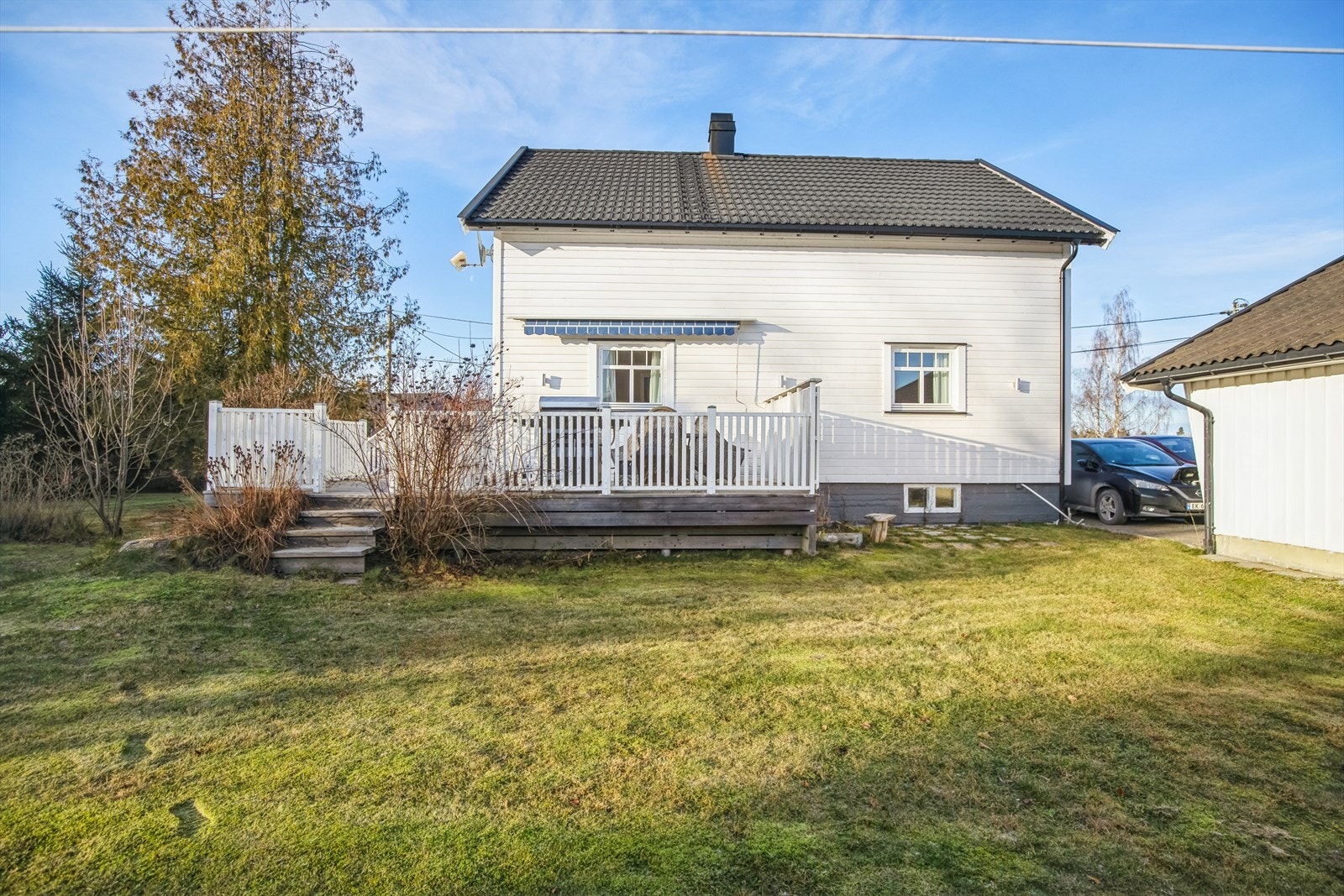 Solrik veranda med god plass for utemøbler og grilling. Galleribilde