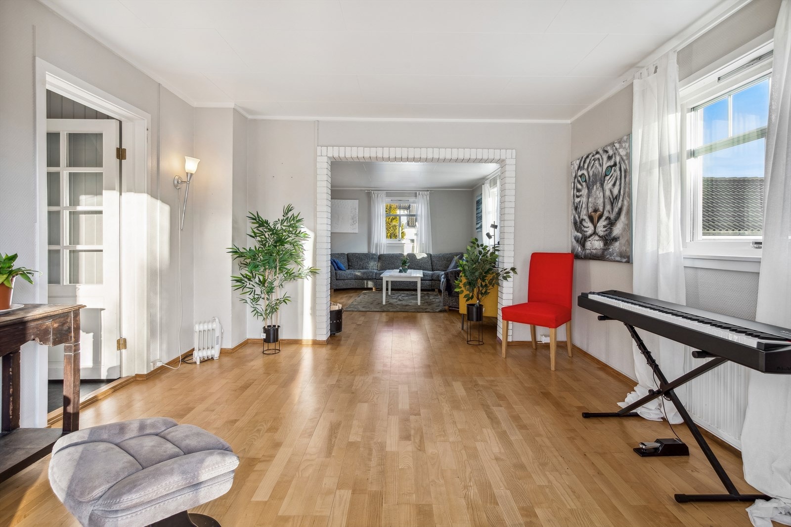 Stuen er stor inndelt i to soner, her en perfekt spot for større spisebord hvor minner kan skapes med selskap og gjester. Galleribilde