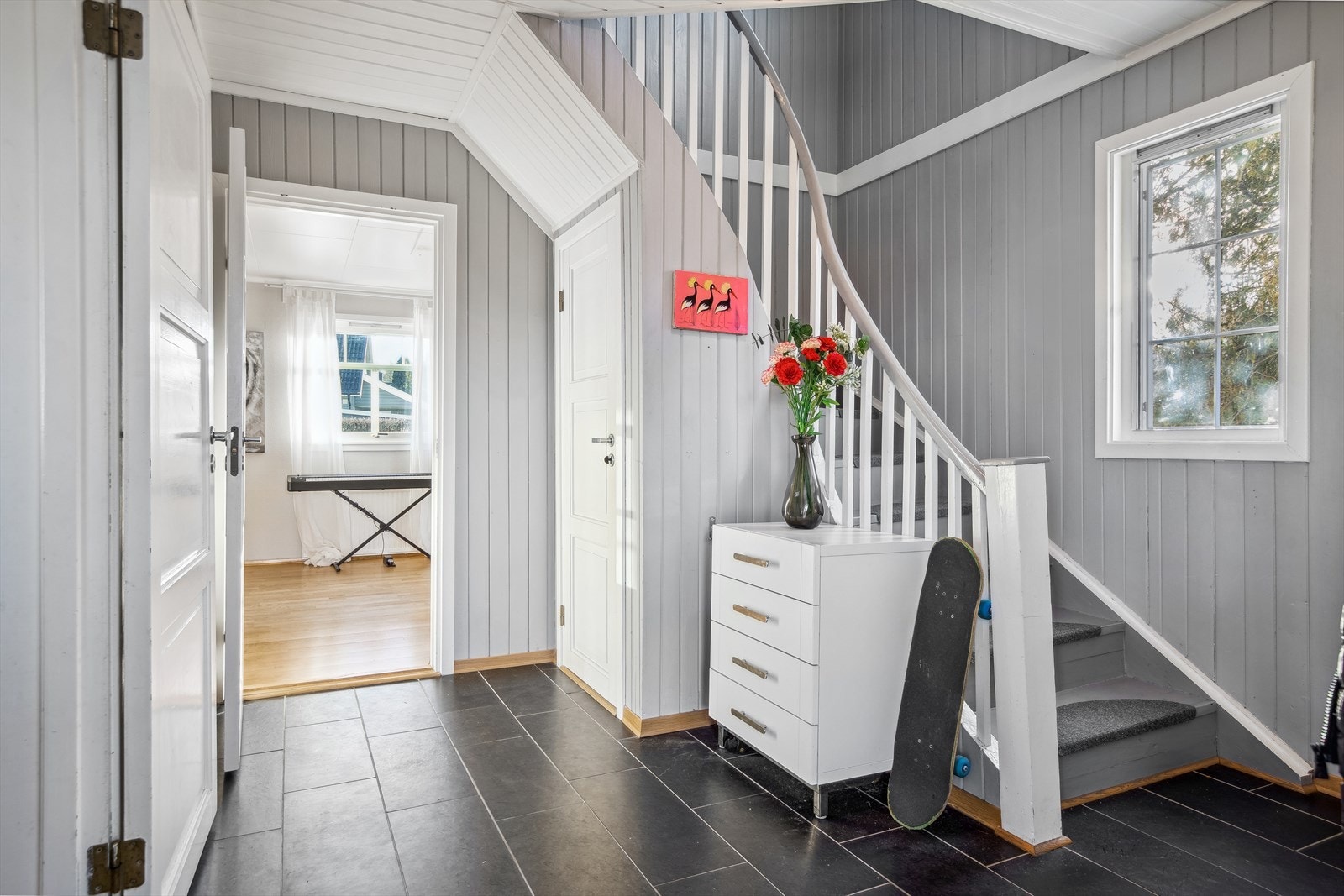 Boligen har en hall med plass for oppheng av yttertøy, oppbevaring, samt praktisk flislagt gulv. Galleribilde