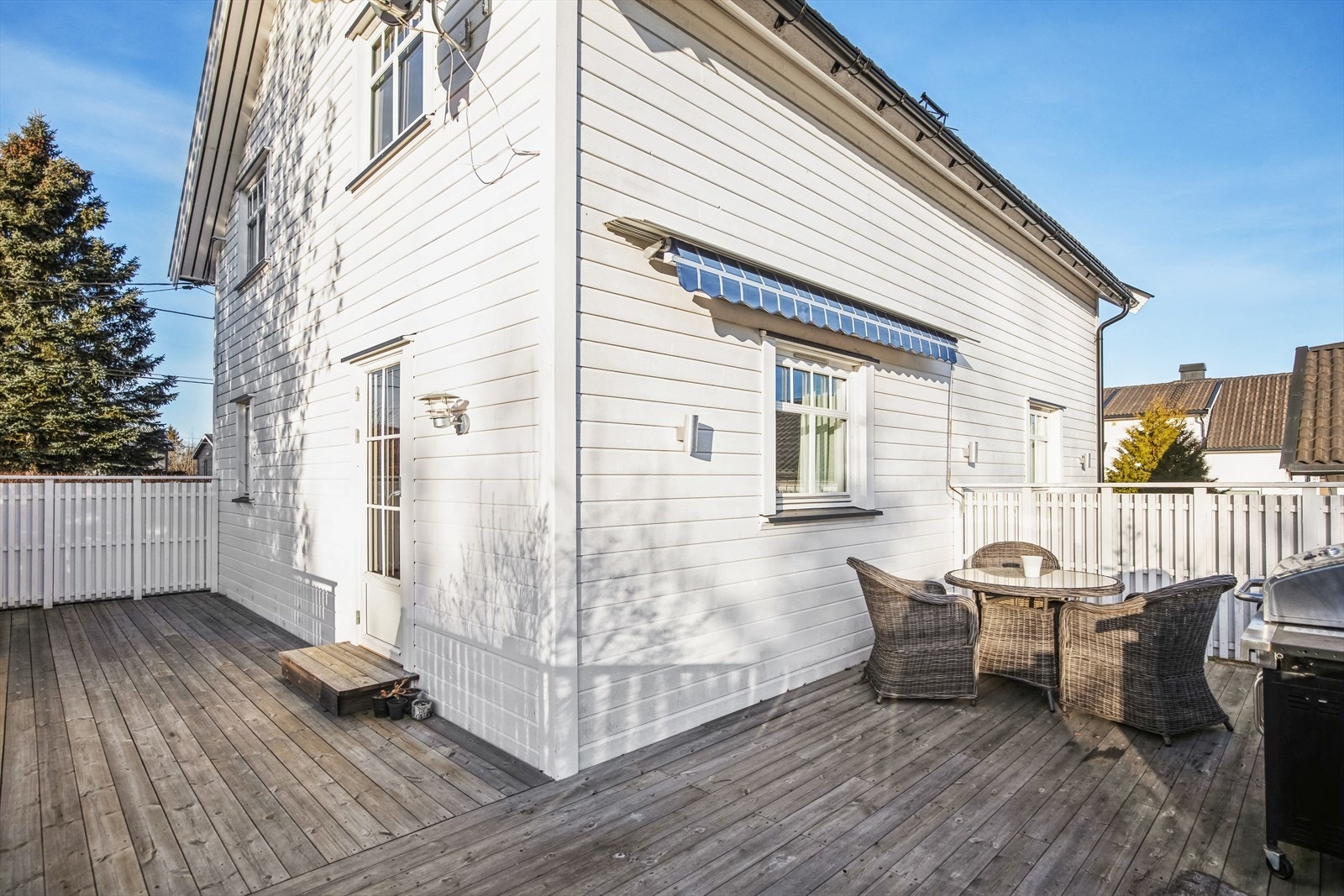 Sydøst/vestvendt veranda på 38 kvm med gode solforhold. Her er det plass til både lounge for rolige og avslappende dager, samt grilling med gjester. Galleribilde