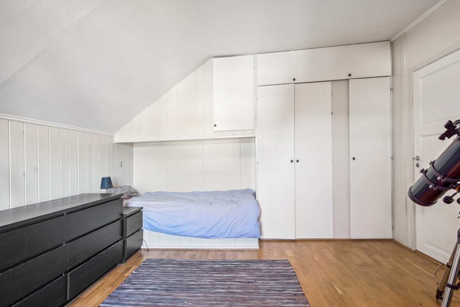 Soverom med stor integrert garderobe. Galleribilde