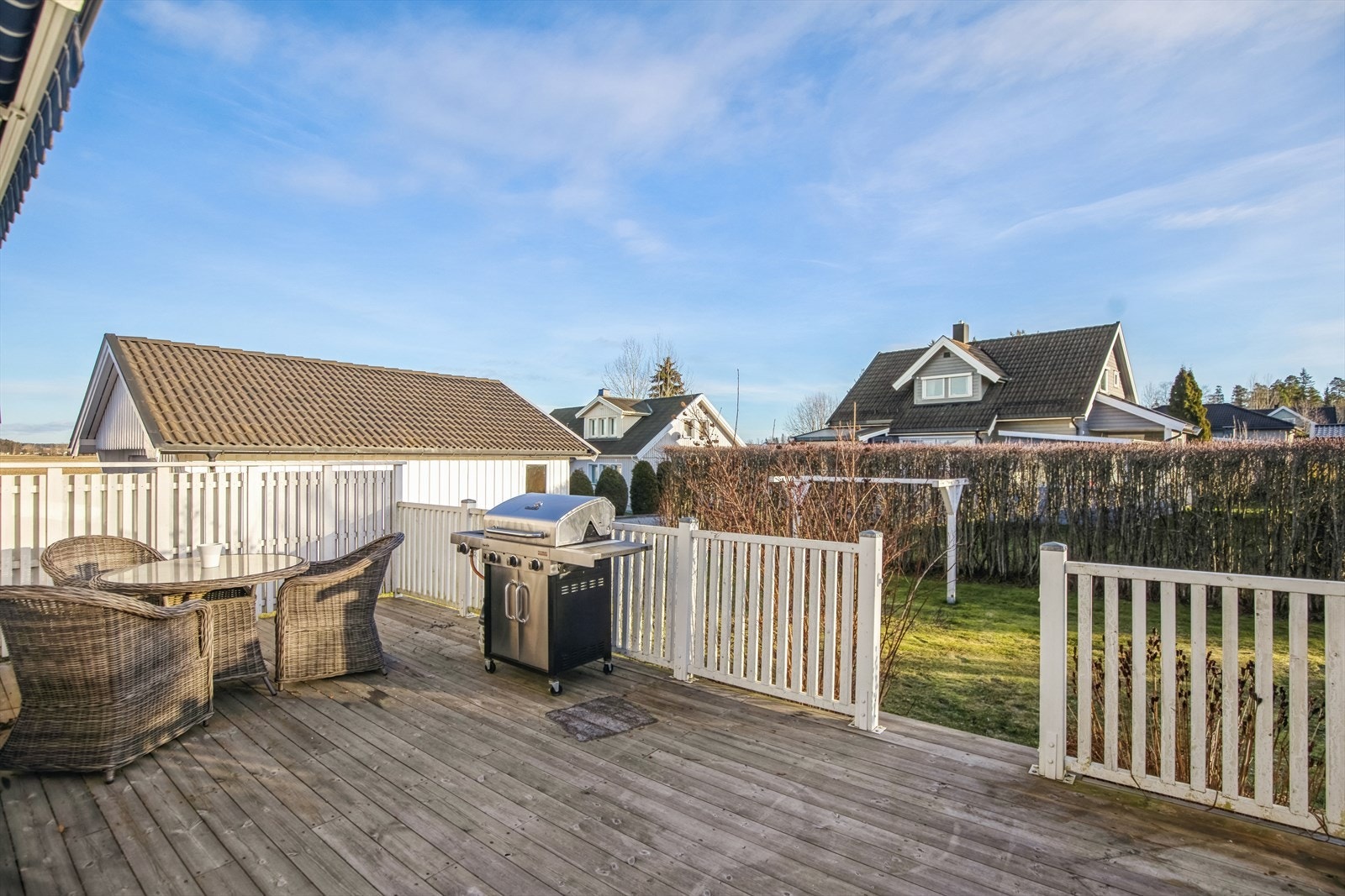 Direkte nedgang til hage fra veranda. Trygg og oversiktlig hage for barnefamilier, den flate tomten er perfekt for aktiviteter og spill med familien. Galleribilde