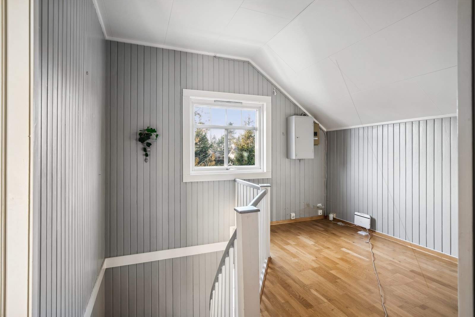 Liten loftstue med mange muligheter som for eksempel hobbyhjørne, lesehjørnet med bokhyller eller kontor Galleribilde