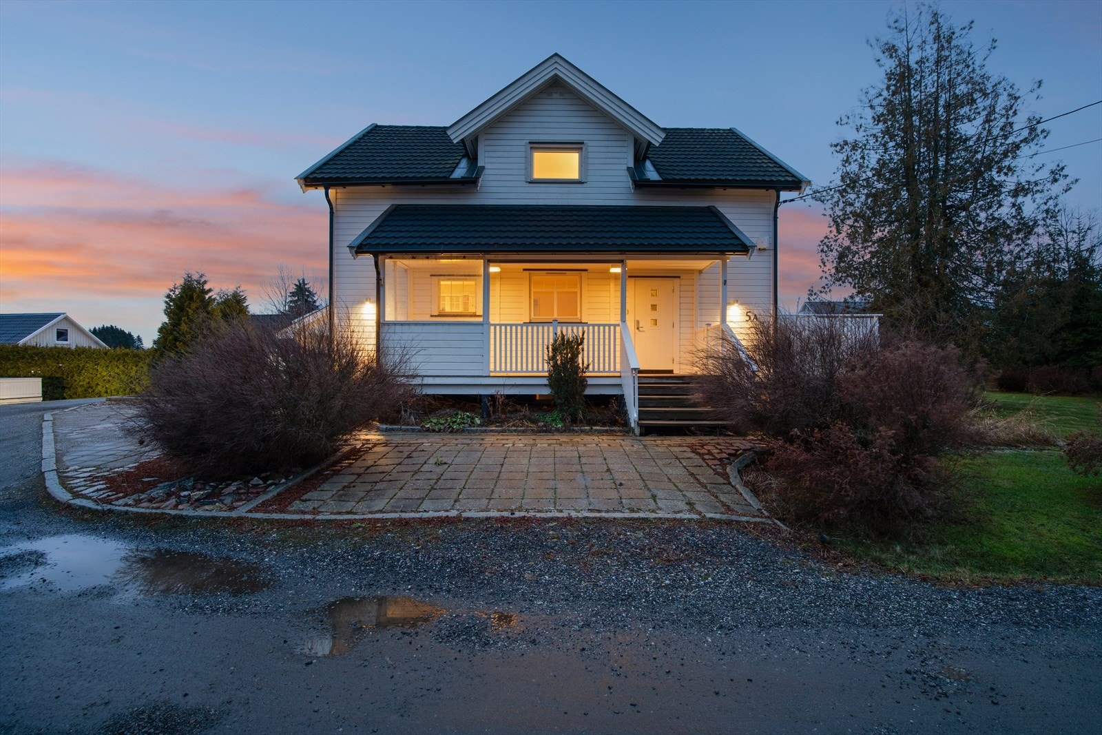 Bevervegen 5A har en attraktiv og barnevennlig beliggenhet på Svarverud på Årnes. Eiendommen er sentrumsnær og har gangavstand til fasiliteter som barnehager, skoler og kollektivt tilbud. Galleribilde