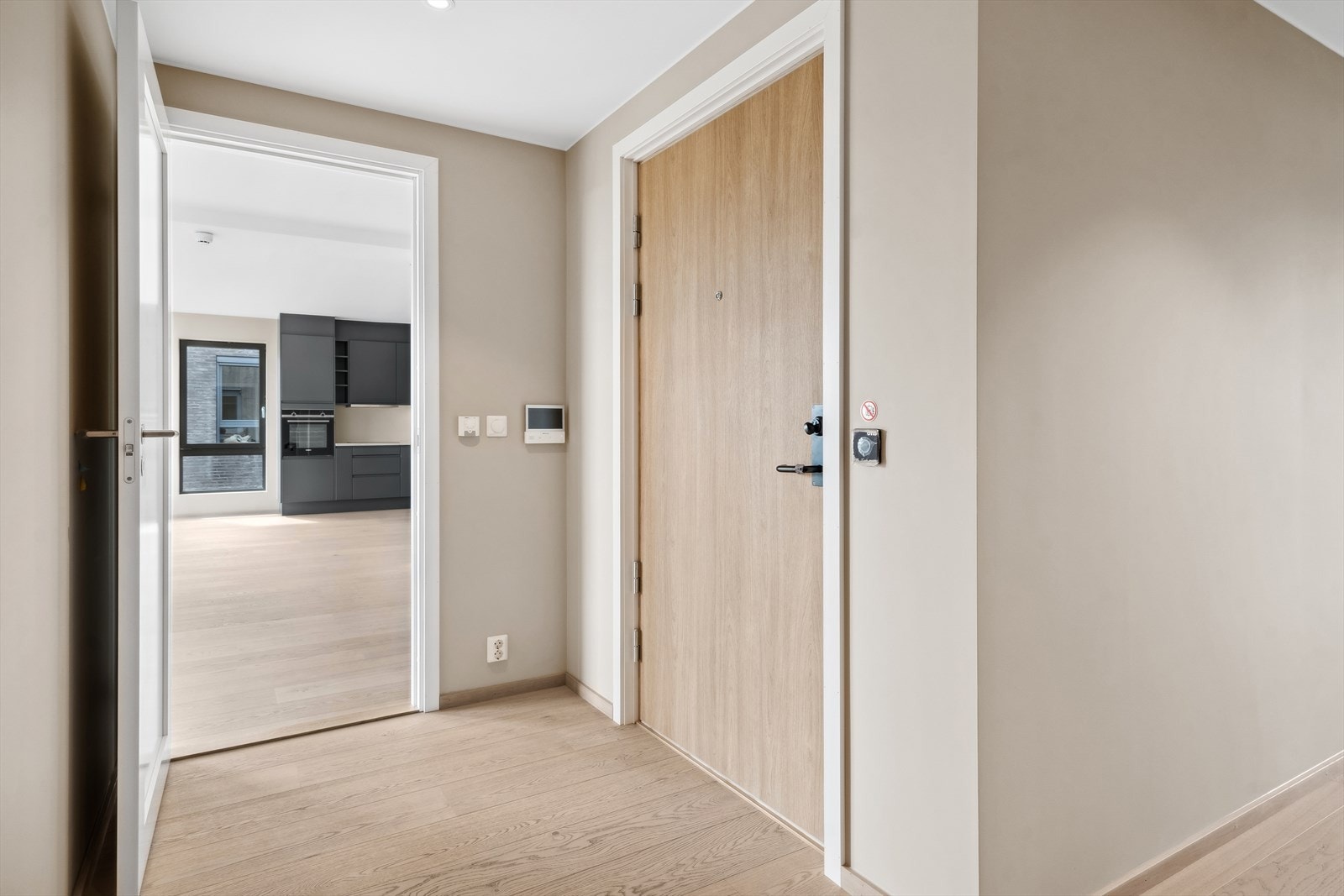 Denne leiligheten har egen direkte adkomst via heis inn i leiligheten(bak eikedøren) Galleribilde