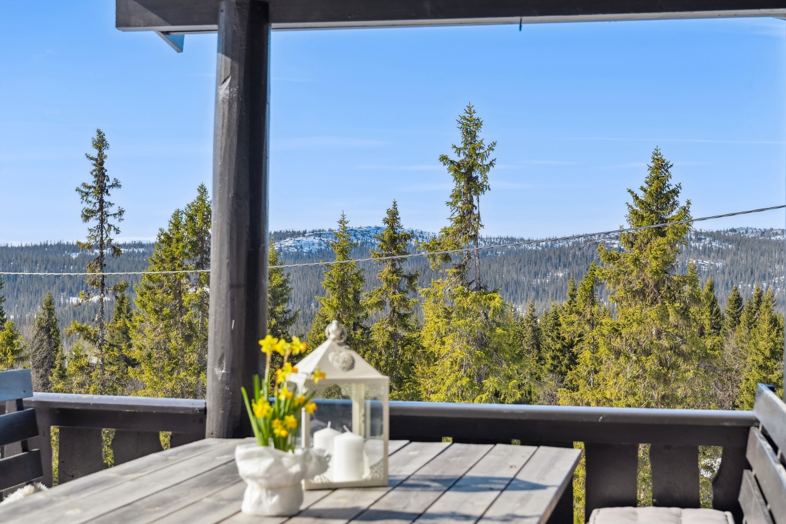 Pen utsikt og gode solforhold ute på terrassen Galleribilde